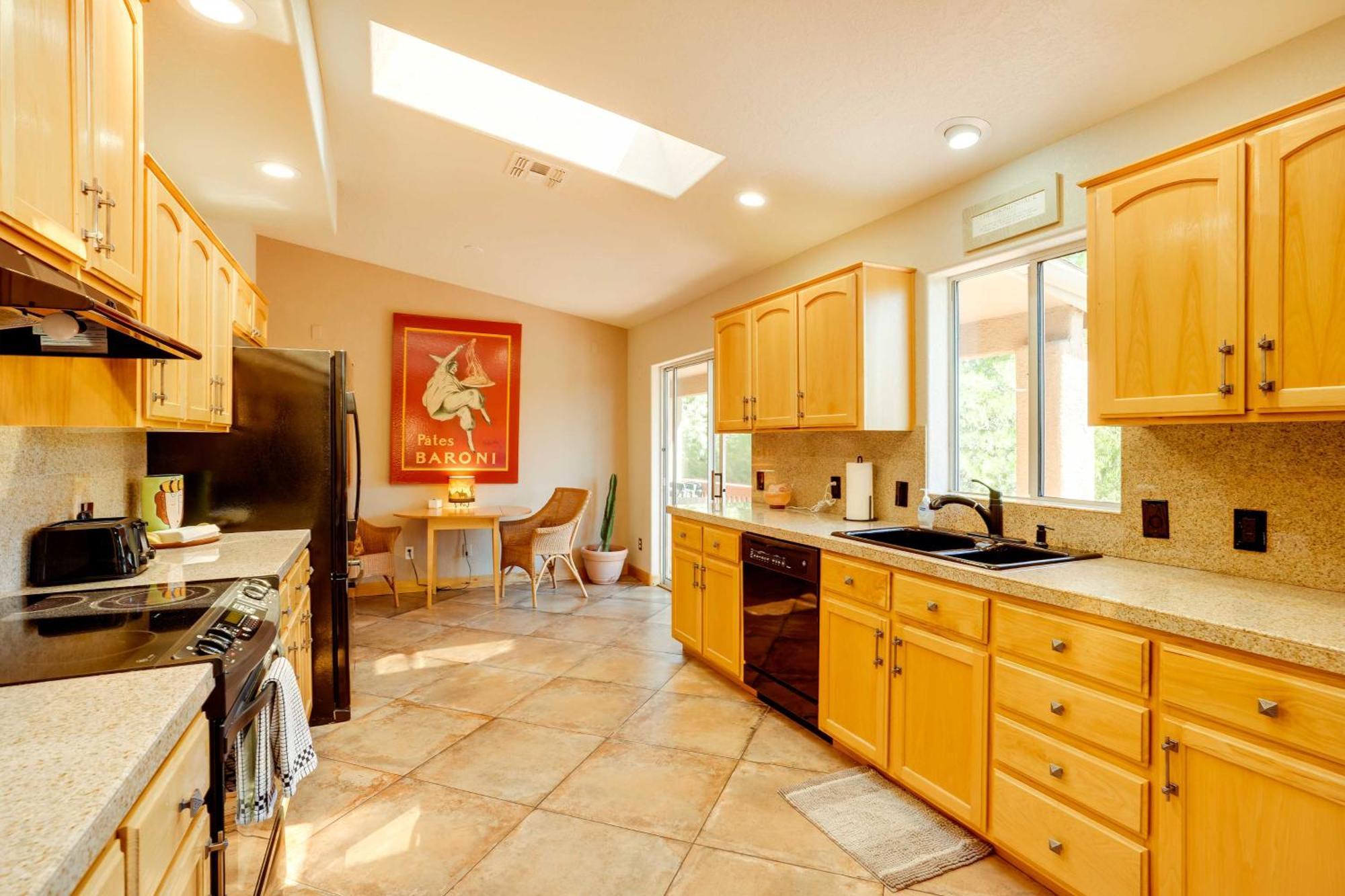 With Red Rock Views About 10 Mi To Uptown! Holiday home *