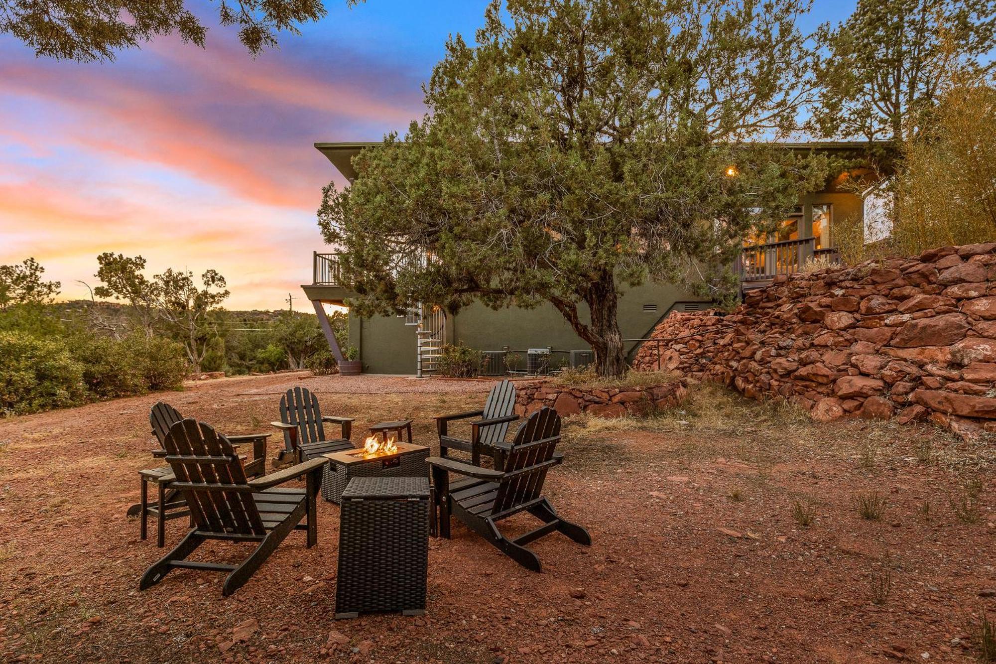 Close To Fresh Creek! Sleeps 12 ~ Amazing Views W/serene Open Space ~ Hot Tub + Game ~ Trails Outside Holiday home Sedona