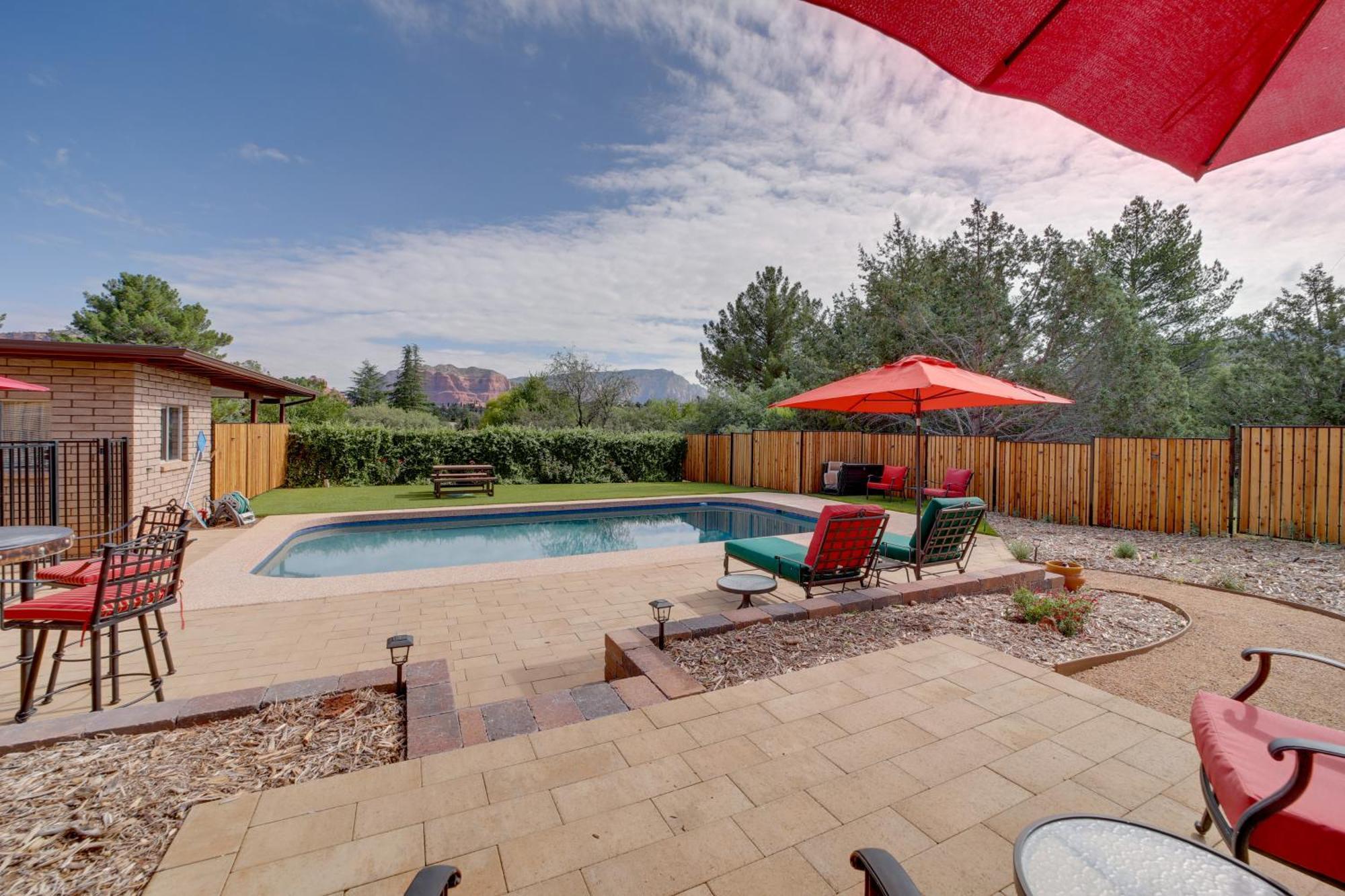 On 1 Acre With Pool And Red Rock Views! Holiday home *