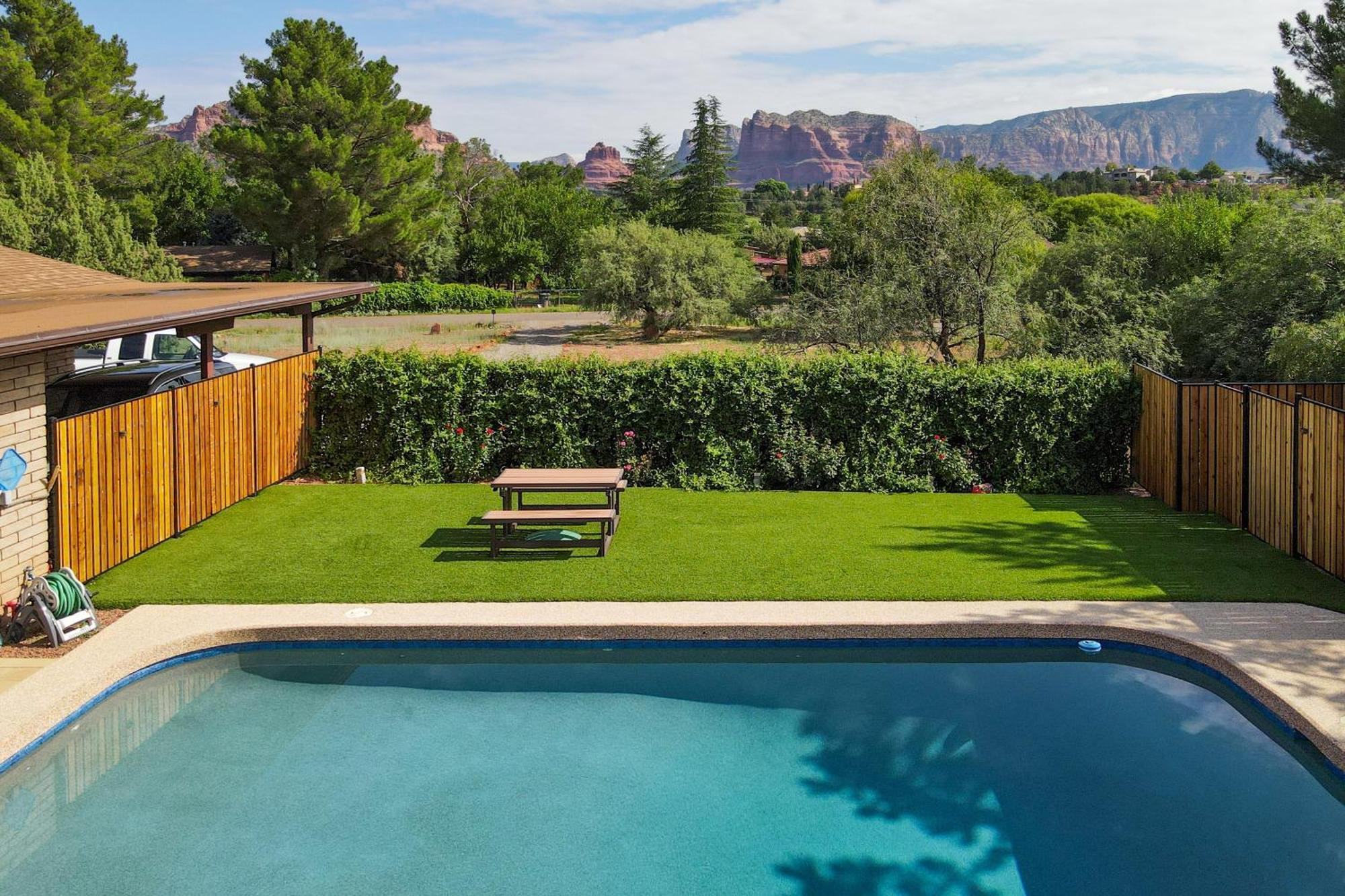 Holiday home On 1 Acre With Pool And Red Rock Views!