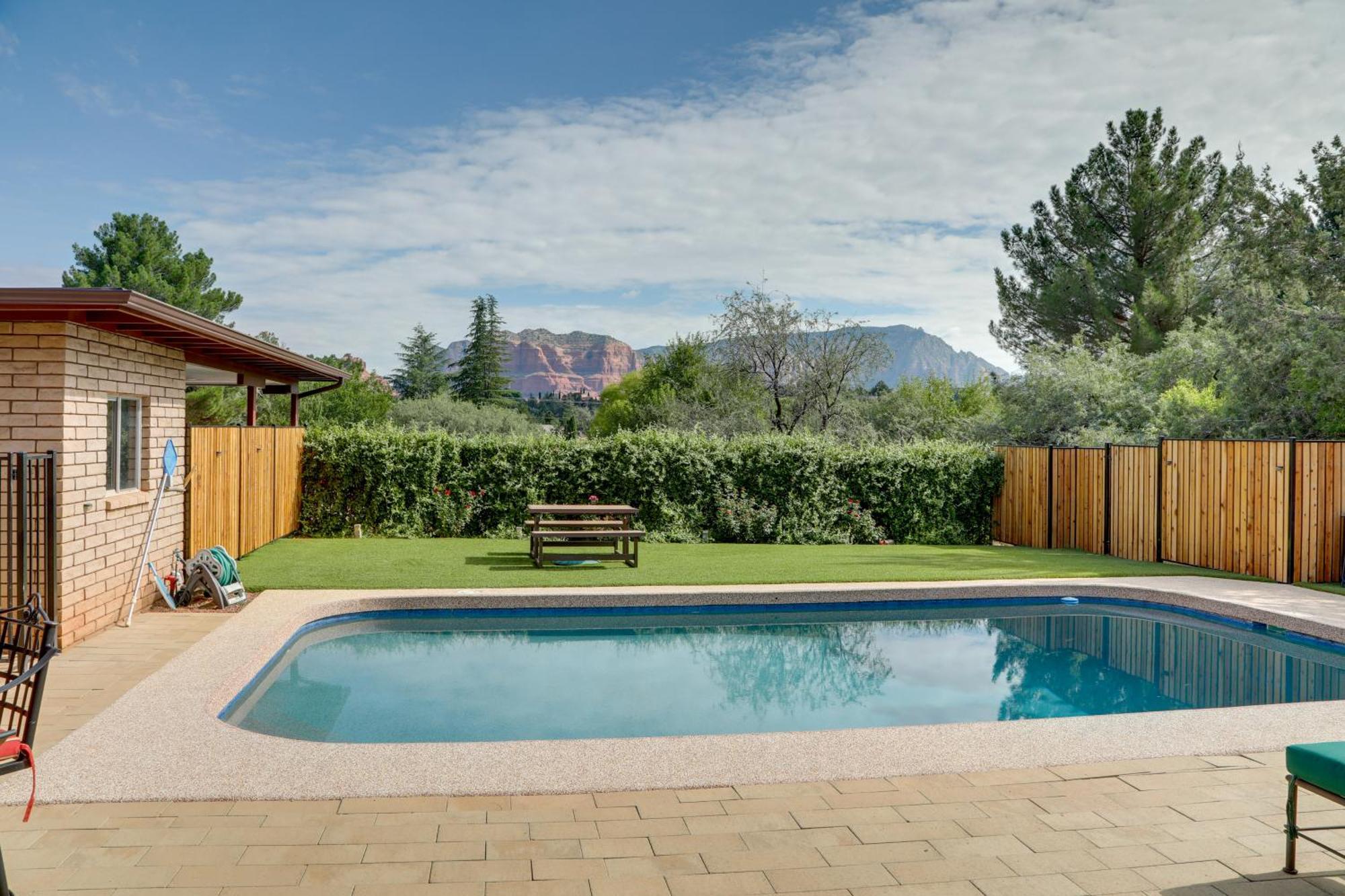 On 1 Acre With Pool And Red Rock Views! Holiday home *
