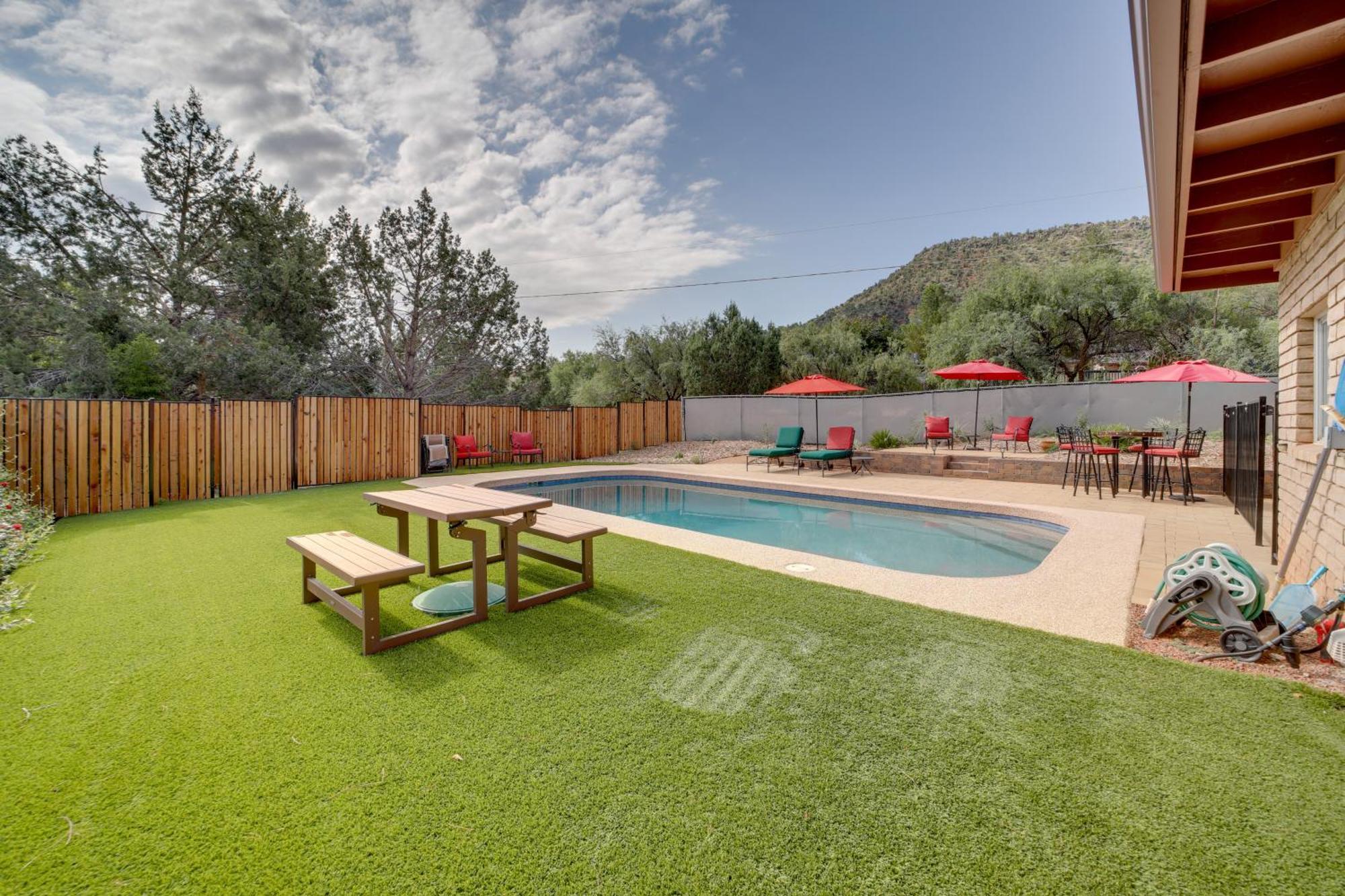 On 1 Acre With Pool And Red Rock Views! Holiday home