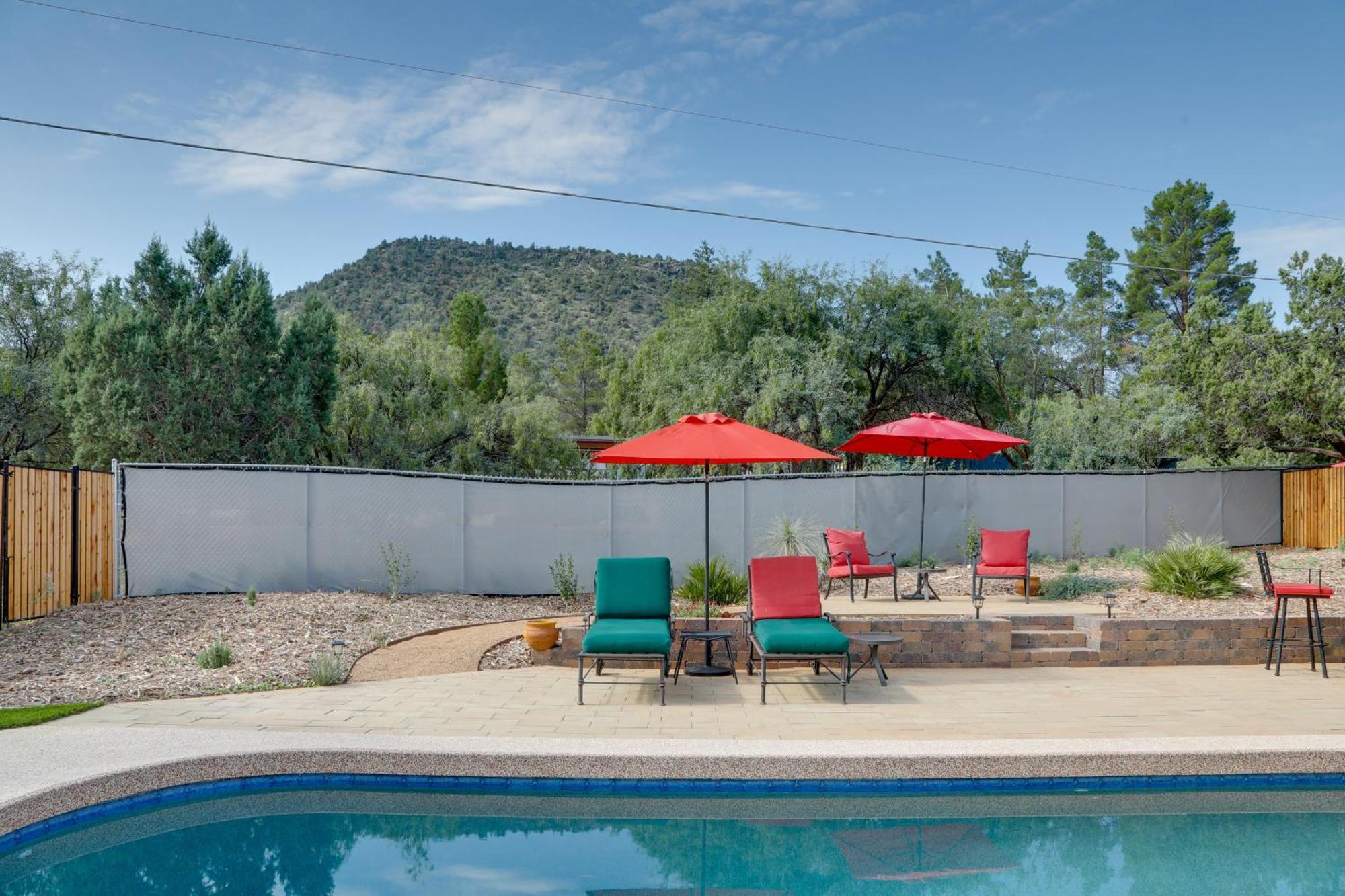 Holiday home On 1 Acre With Pool And Red Rock Views!