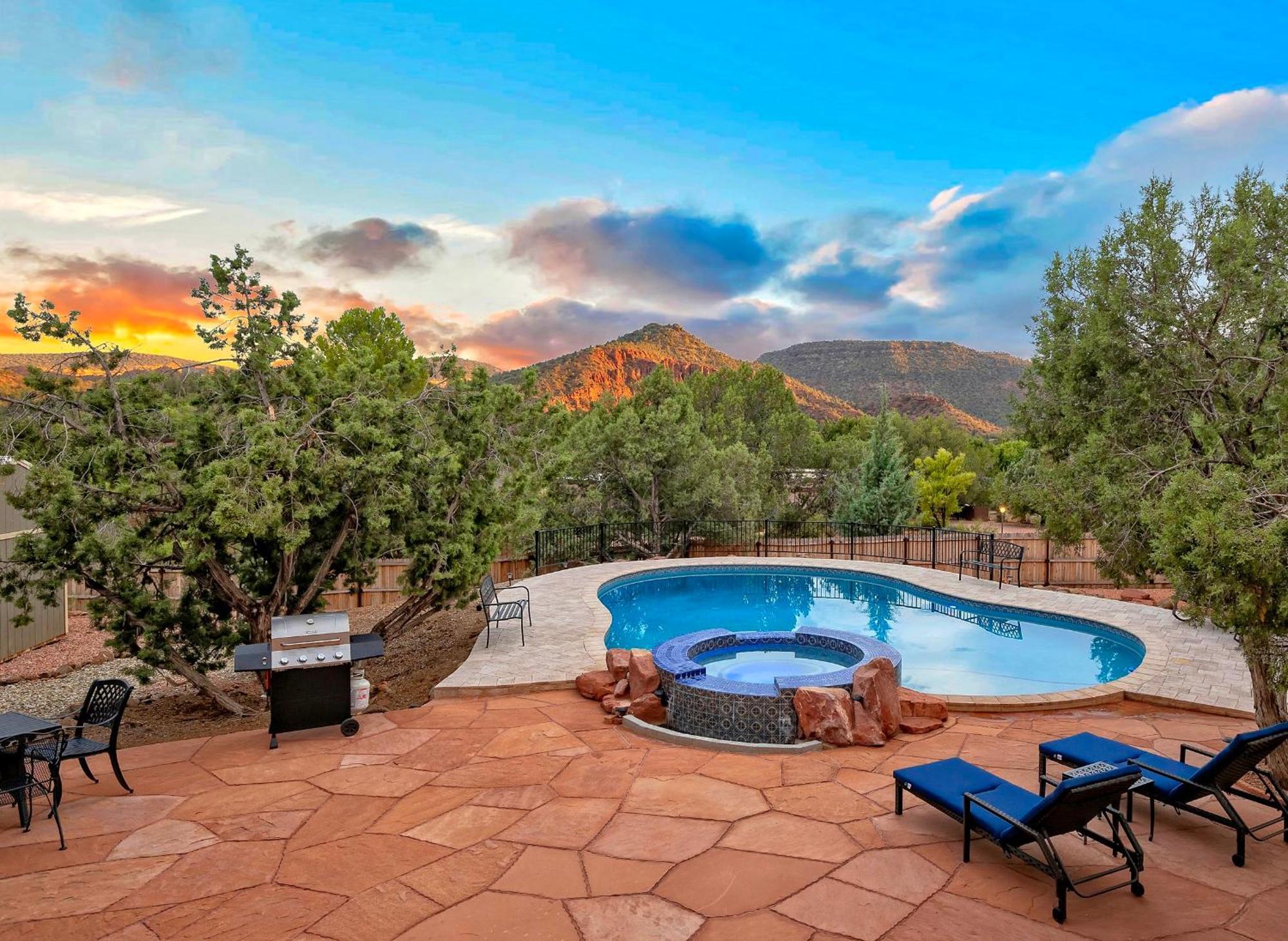 Sedona's Paradise Found, Saltwater Pool And Hot Tub, Private Oasis! Holiday home