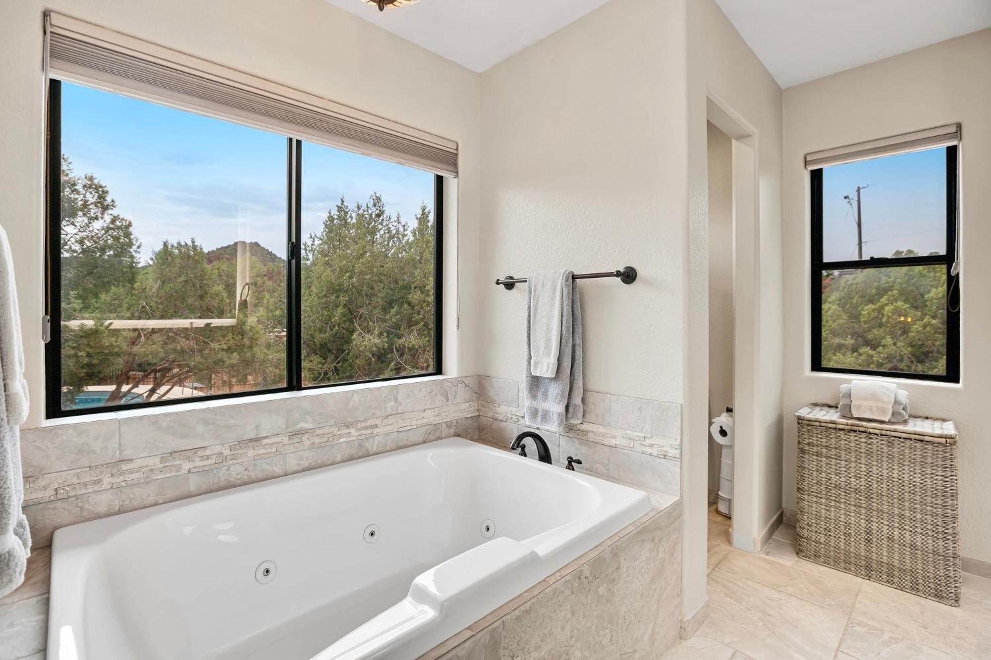 Sedona's Paradise Found, Saltwater Pool And Hot Tub, Private Oasis! Holiday home