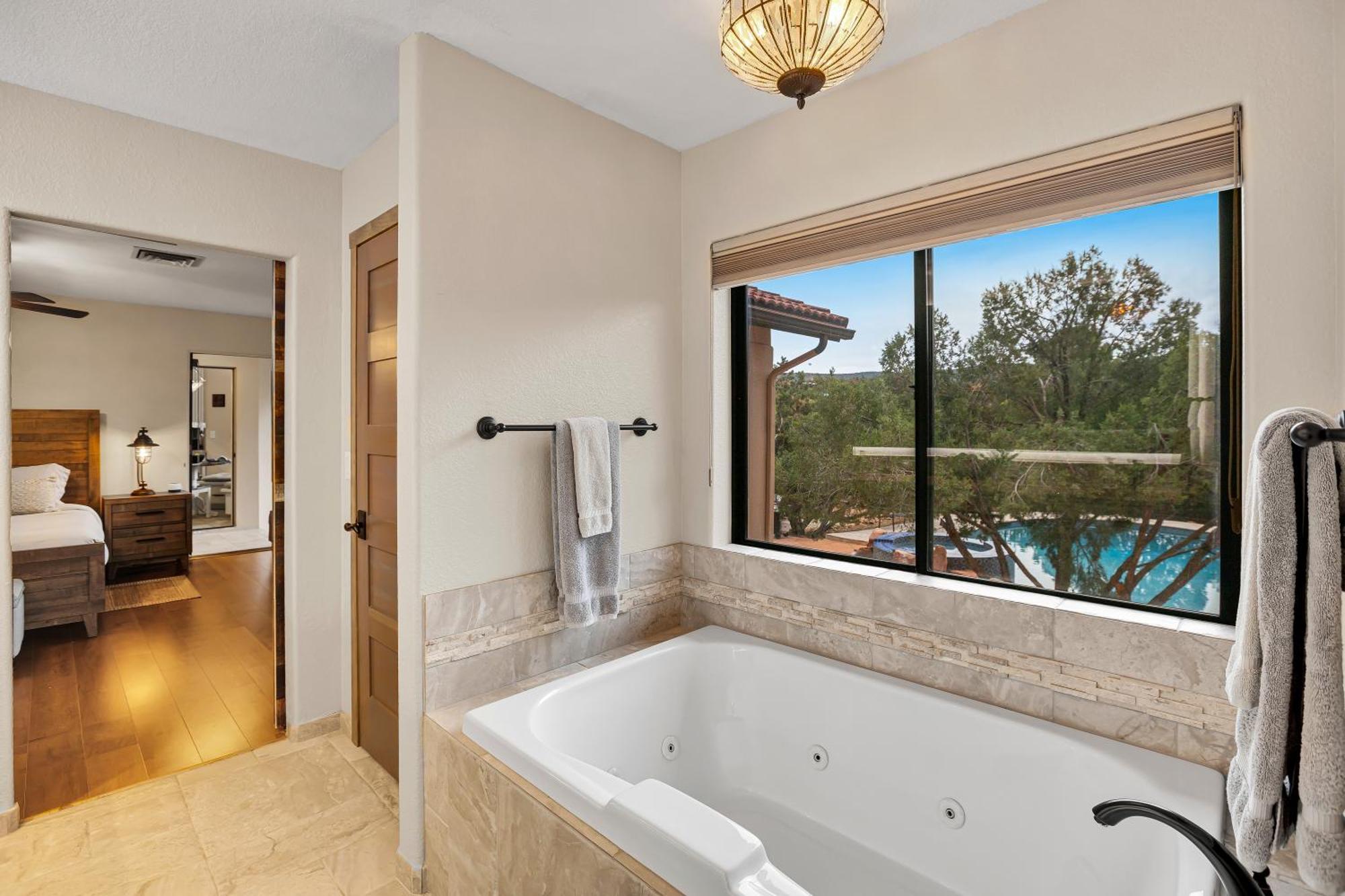 Sedona's Paradise Found, Saltwater Pool And Hot Tub, Private Oasis! Holiday home