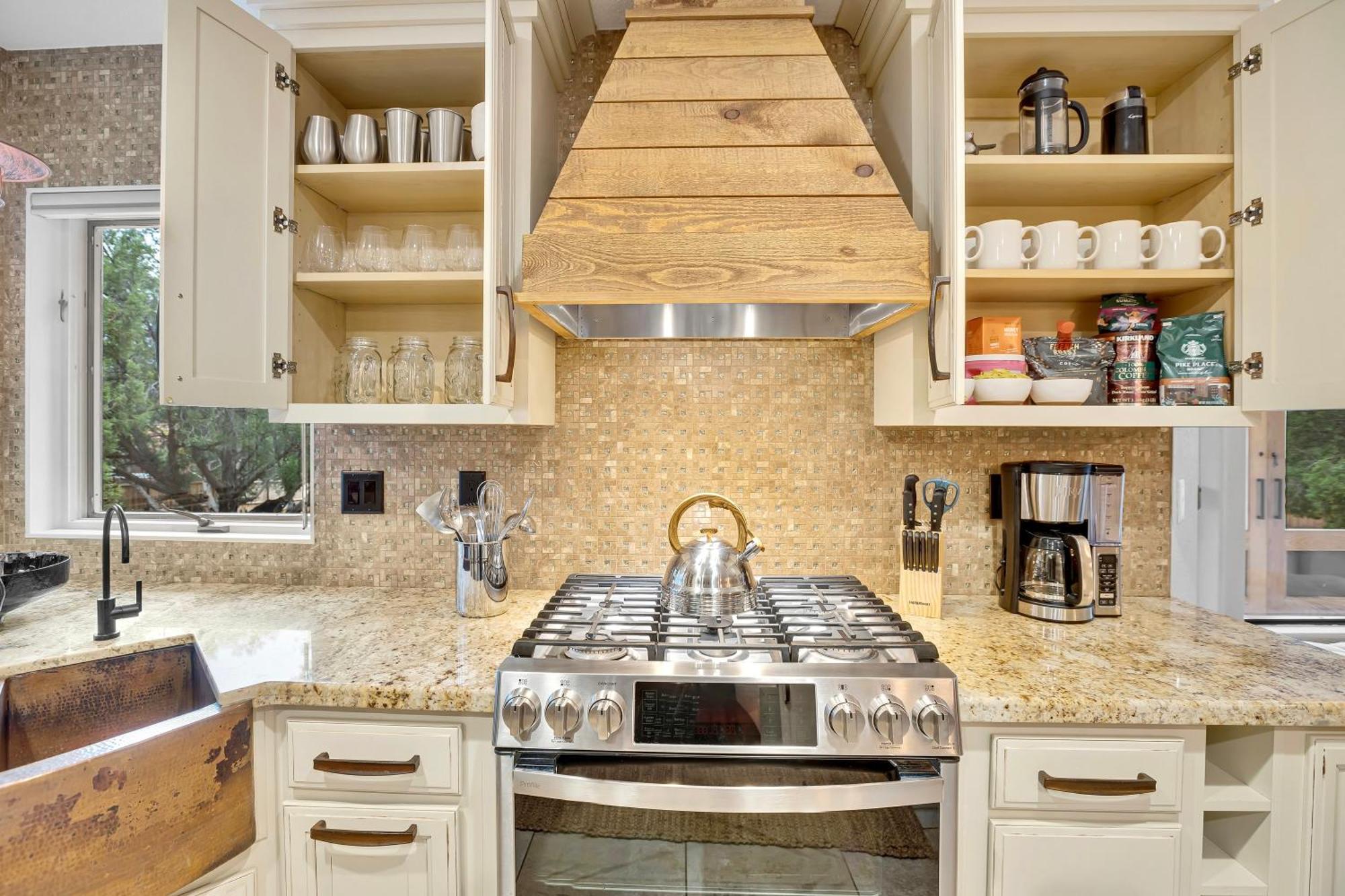 Sedona's Paradise Found, Saltwater Pool And Hot Tub, Private Oasis! Holiday home Sedona