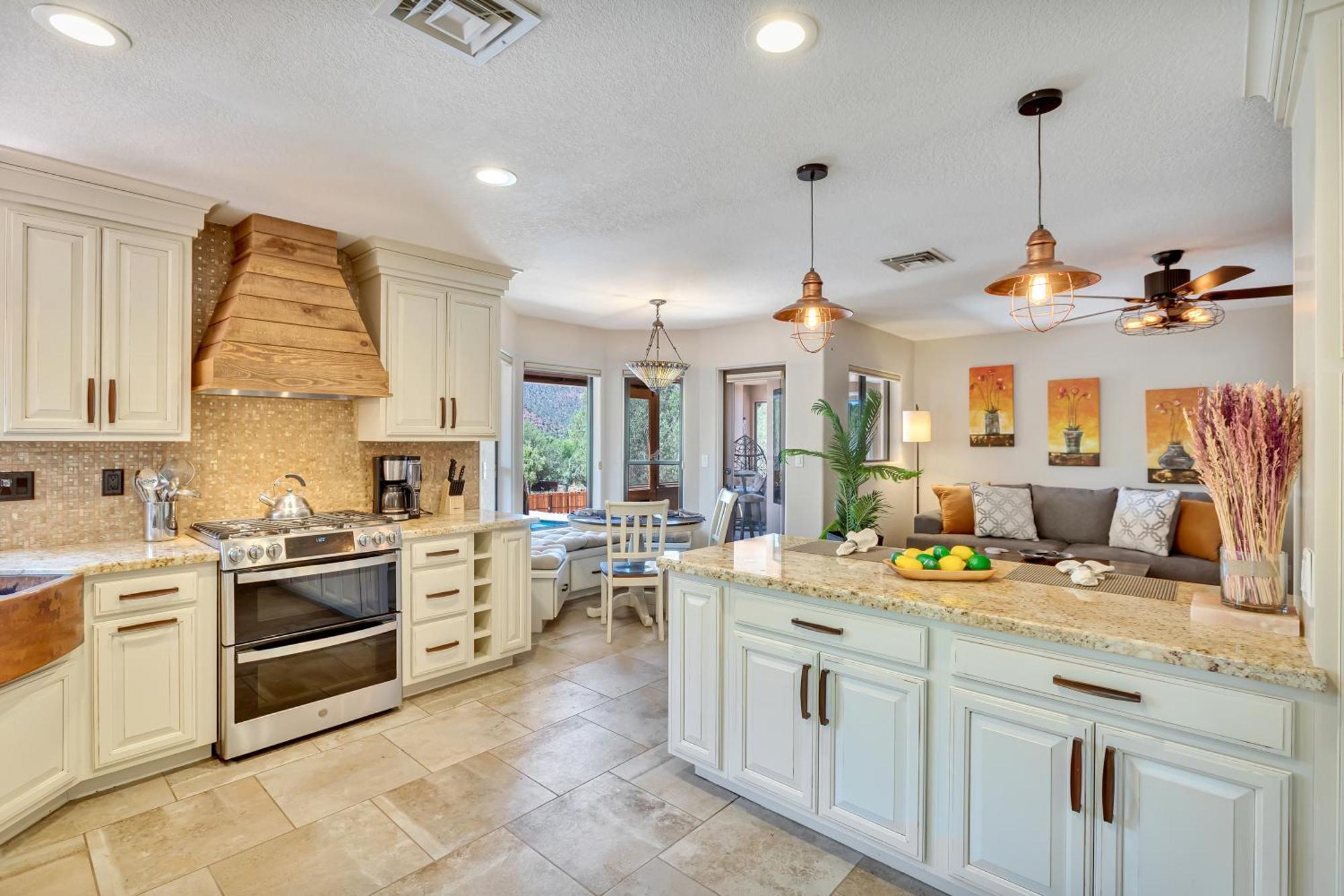 Sedona's Paradise Found, Saltwater Pool And Hot Tub, Private Oasis! Holiday home