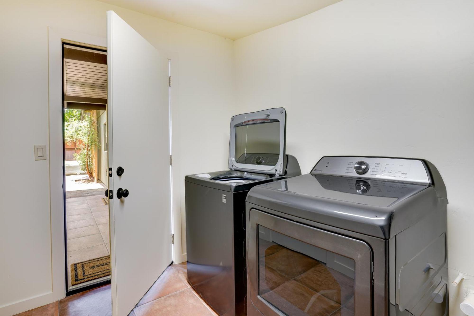 Holiday home With Private Hot Tub And Red Rock Views!
