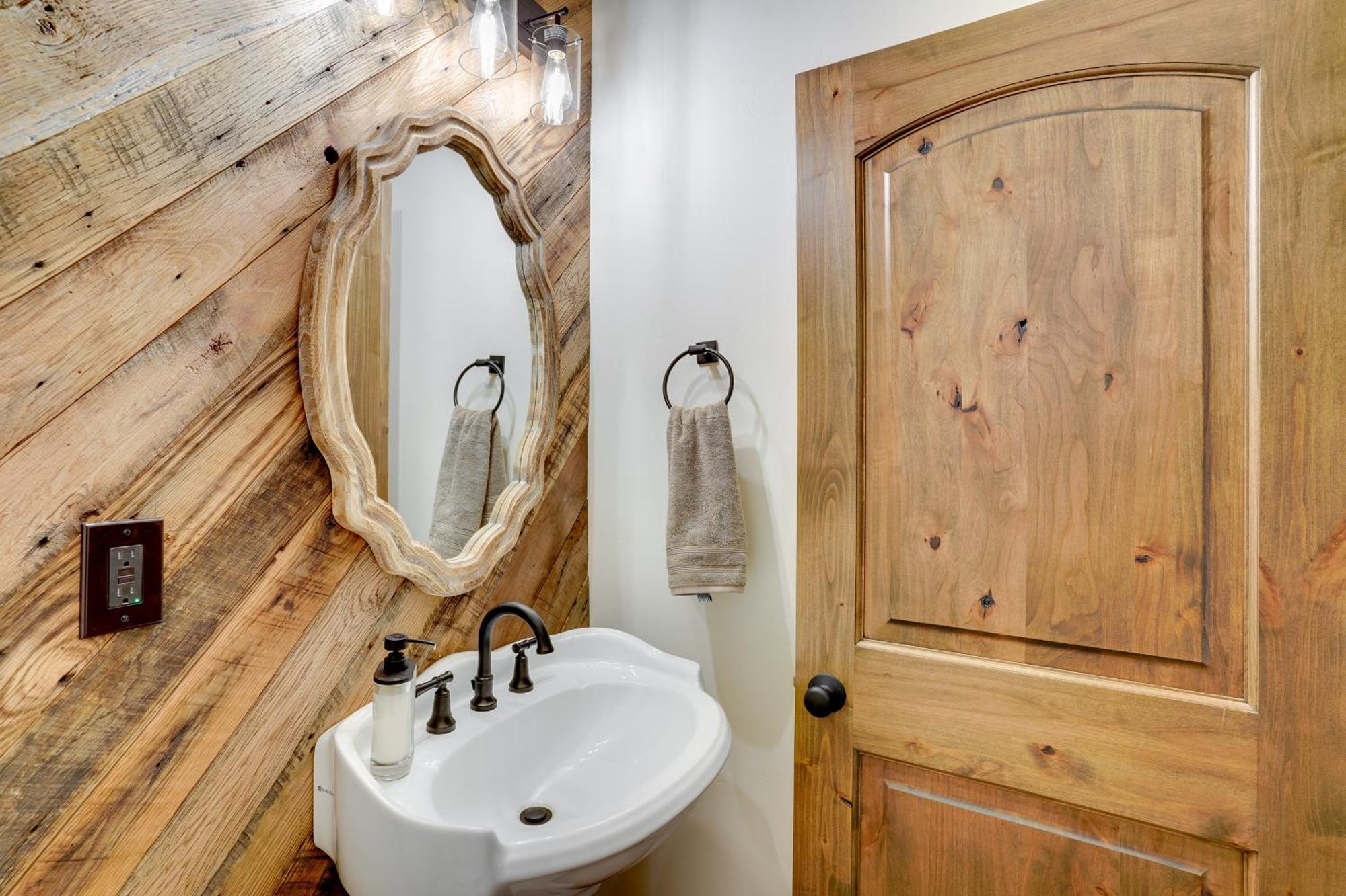 Holiday home With Private Hot Tub And Red Rock Views!