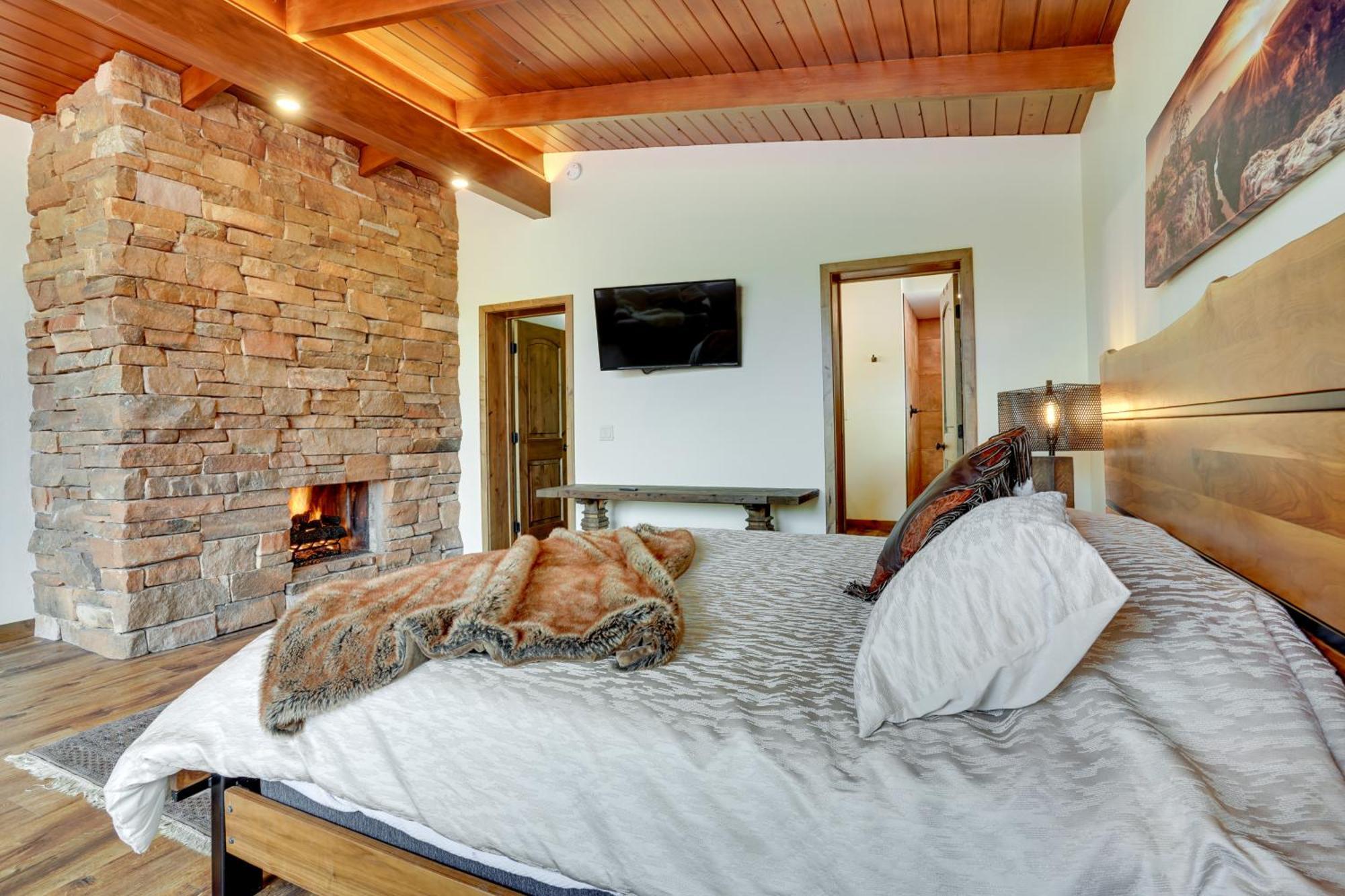 Holiday home With Private Hot Tub And Red Rock Views!