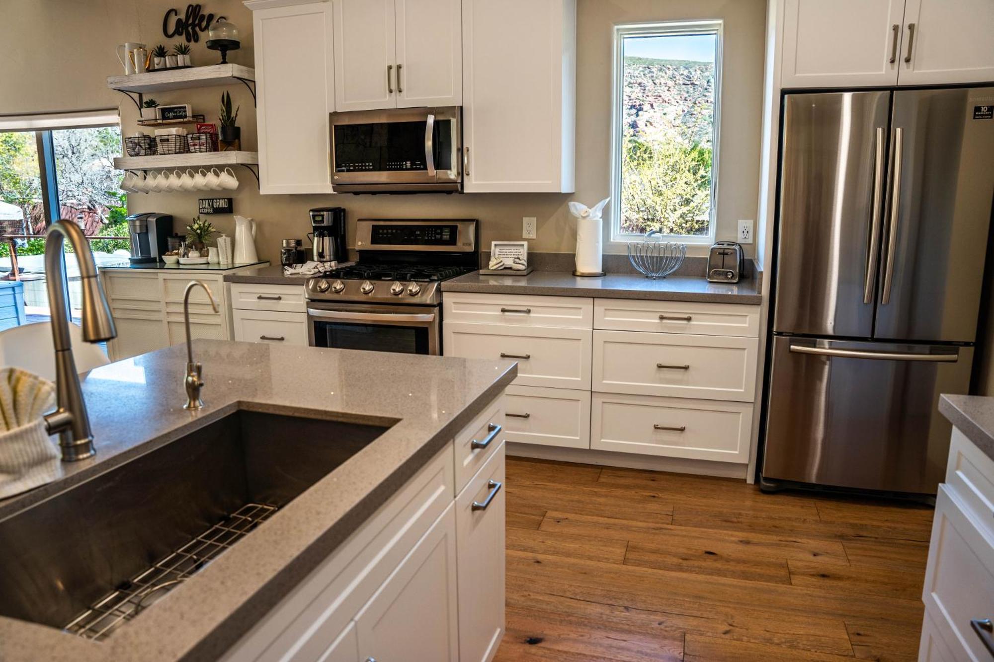 Mountain Escape! With Pool, Hot Tub & Firepit Holiday home *