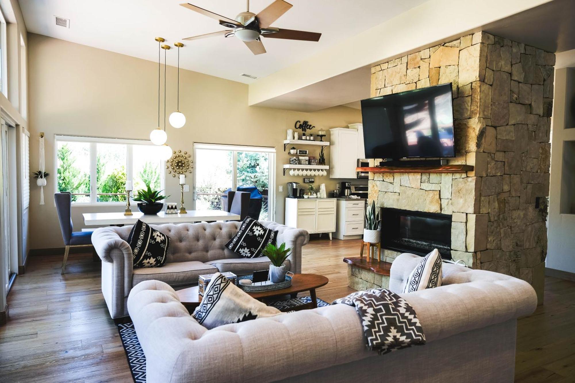 Holiday home Mountain Escape! With Pool, Hot Tub & Firepit *