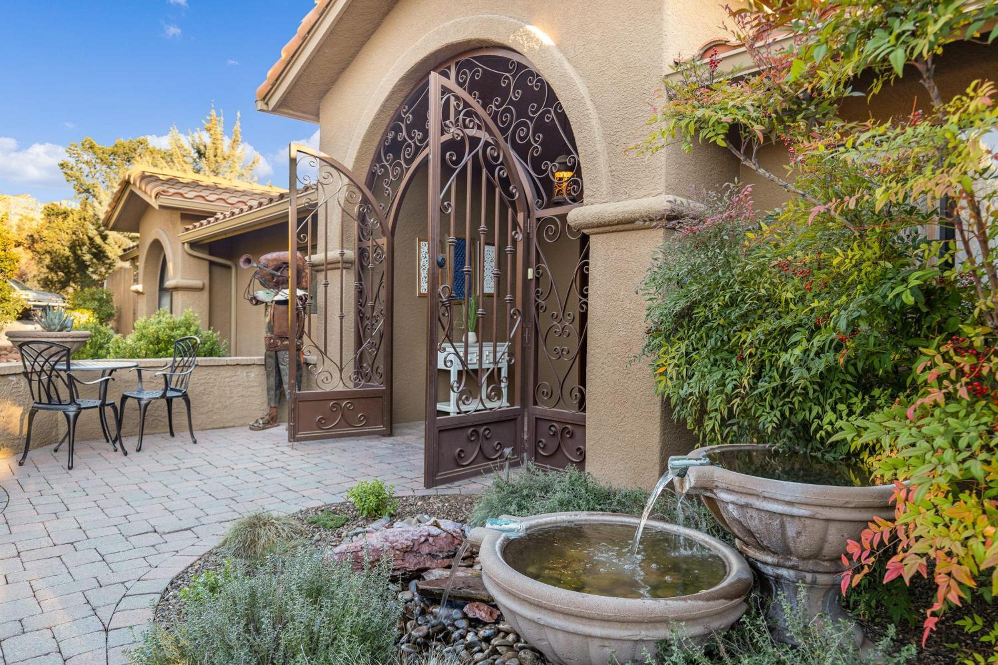 Mammoth Rock Splendor Family Home-close To Town, Huge & Game Holiday home
