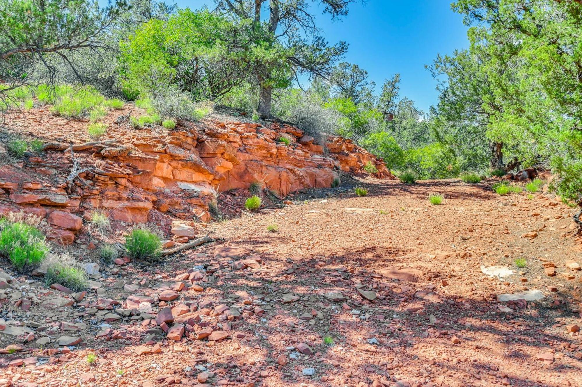Red Rock Retreat Walk To Hiking Trails! Holiday home *