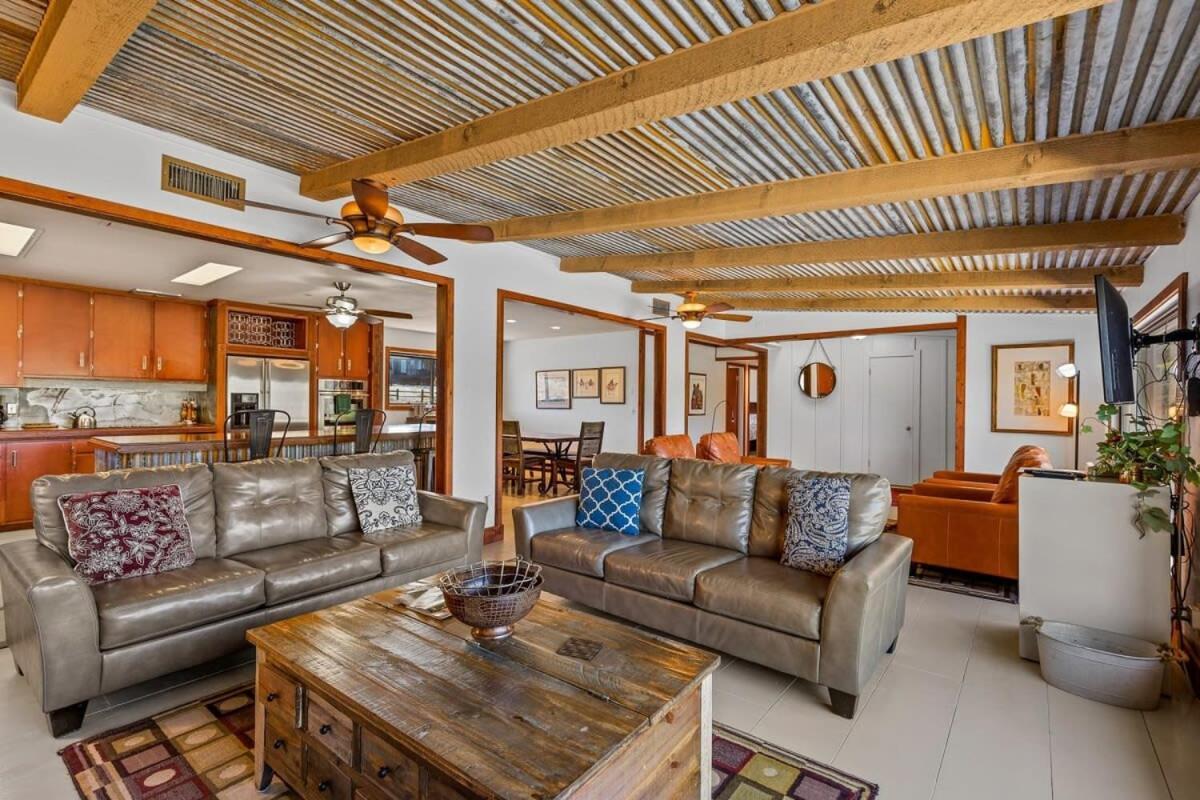 Mid-century Ranch In With Fantastic Red Rock Views Holiday home