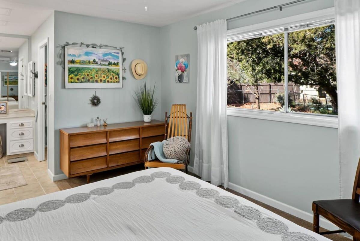 Gorgeous West With Red Rock Views *