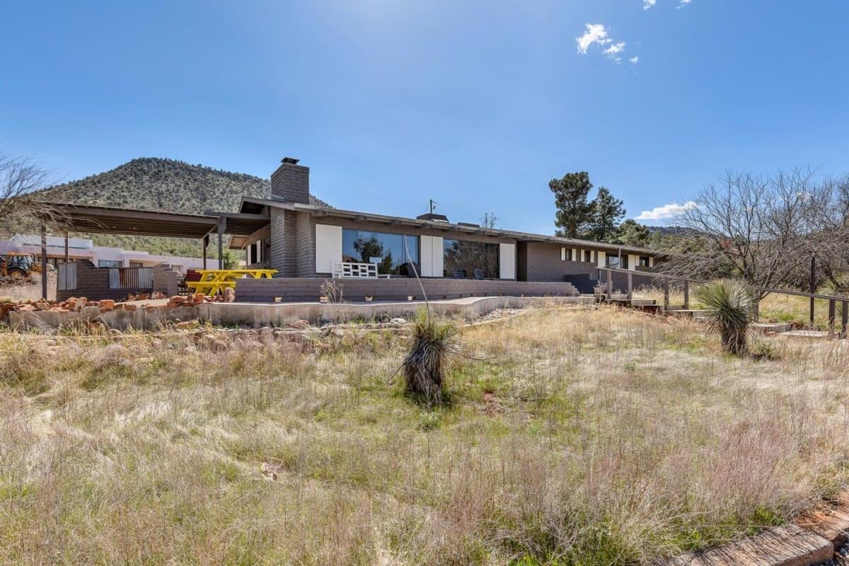 Mid-century Ranch In With Fantastic Red Rock Views