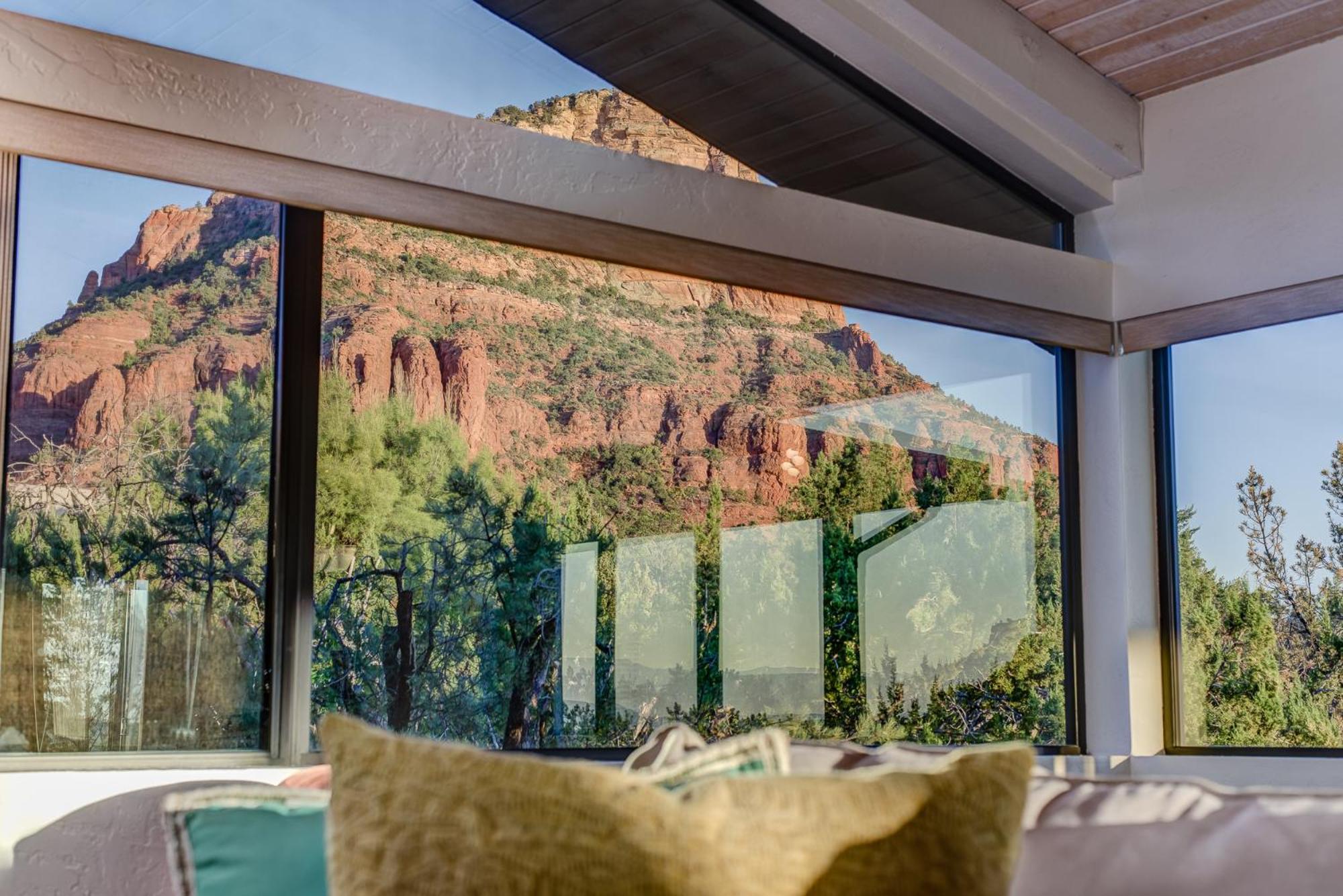 Red Rock Bliss Views Inside & Out, Private Deck To Enjoy Sunrise Or Sunset! Holiday home Sedona