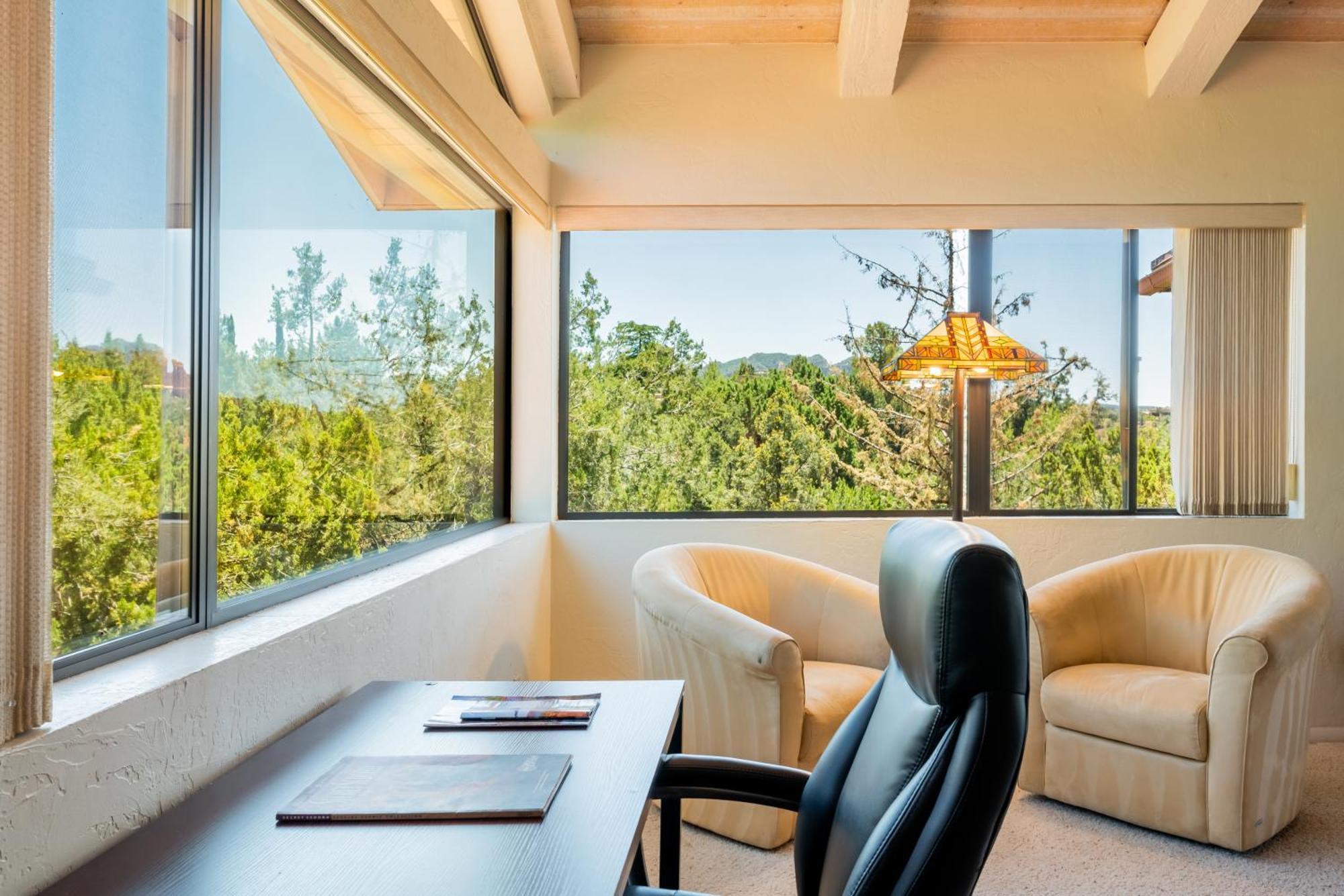 Red Rock Bliss Views Inside & Out, Private Deck To Enjoy Sunrise Or Sunset! Holiday home Sedona