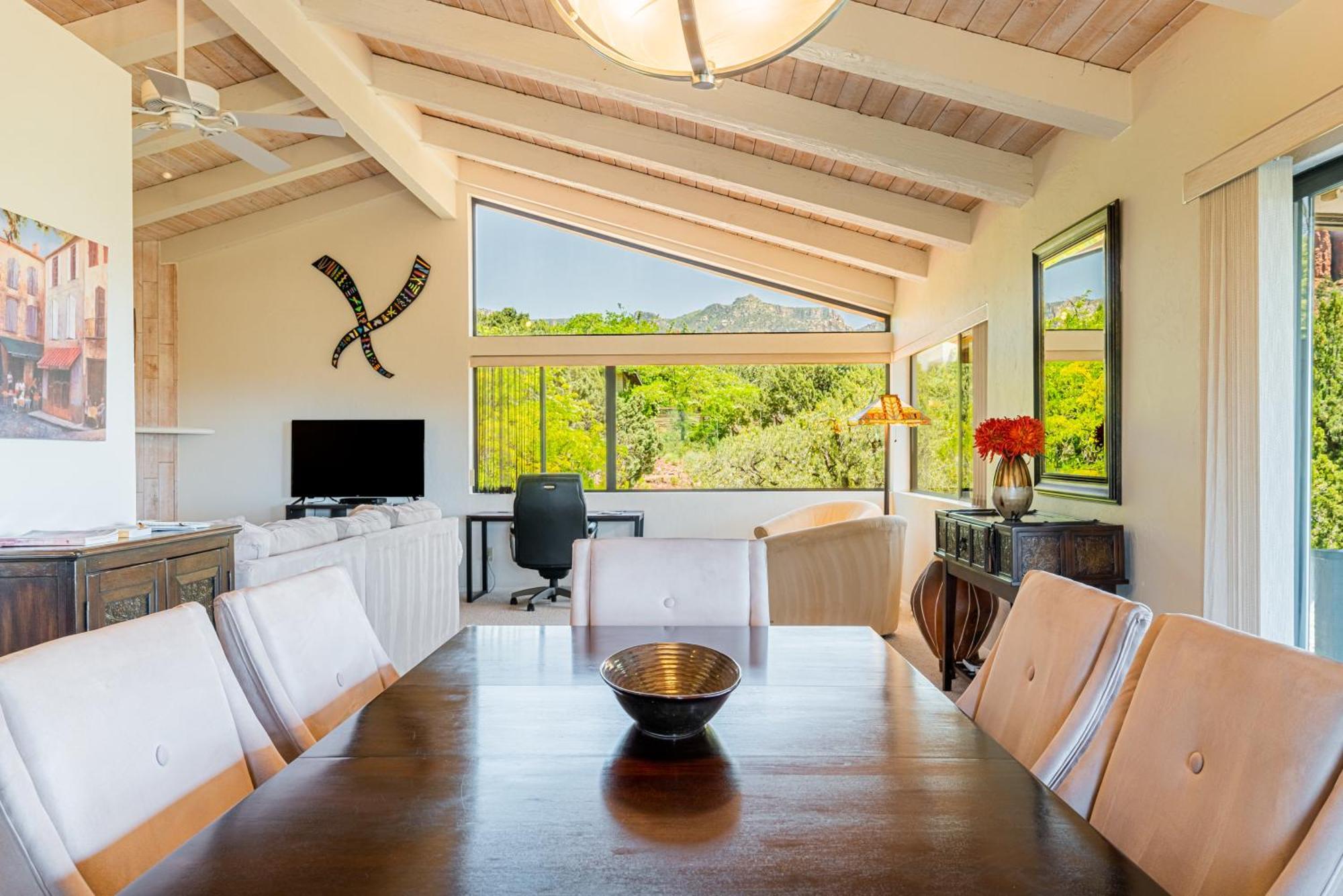 Red Rock Bliss Views Inside & Out, Private Deck To Enjoy Sunrise Or Sunset! *