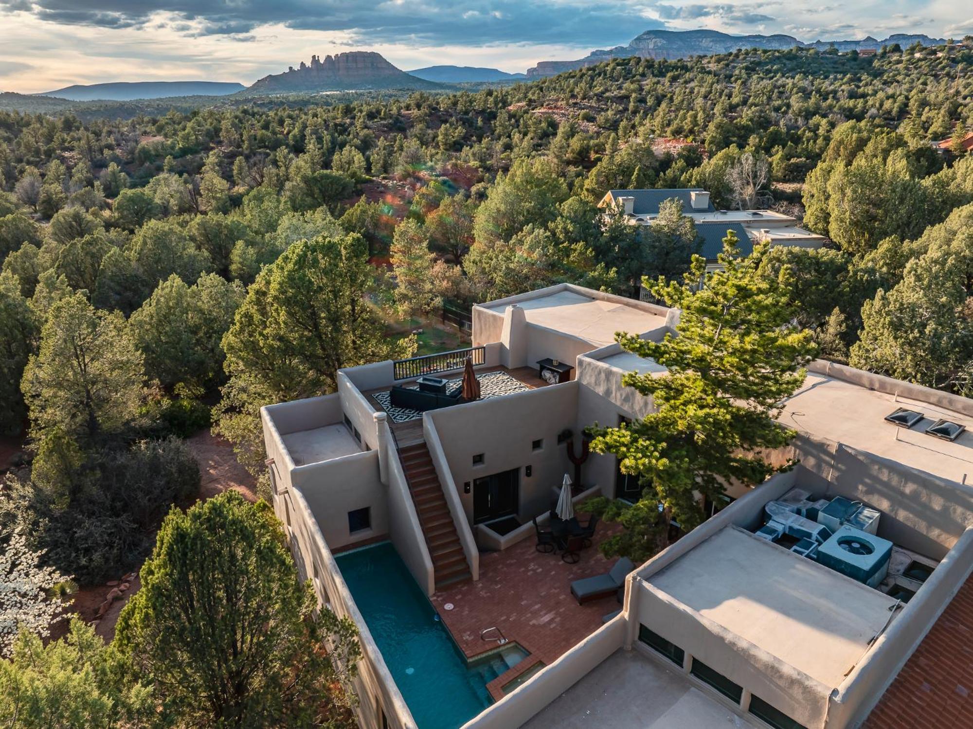 Red Mountain Retreat- Updated W Private Pool & Hot Tub, Amazing Views! *