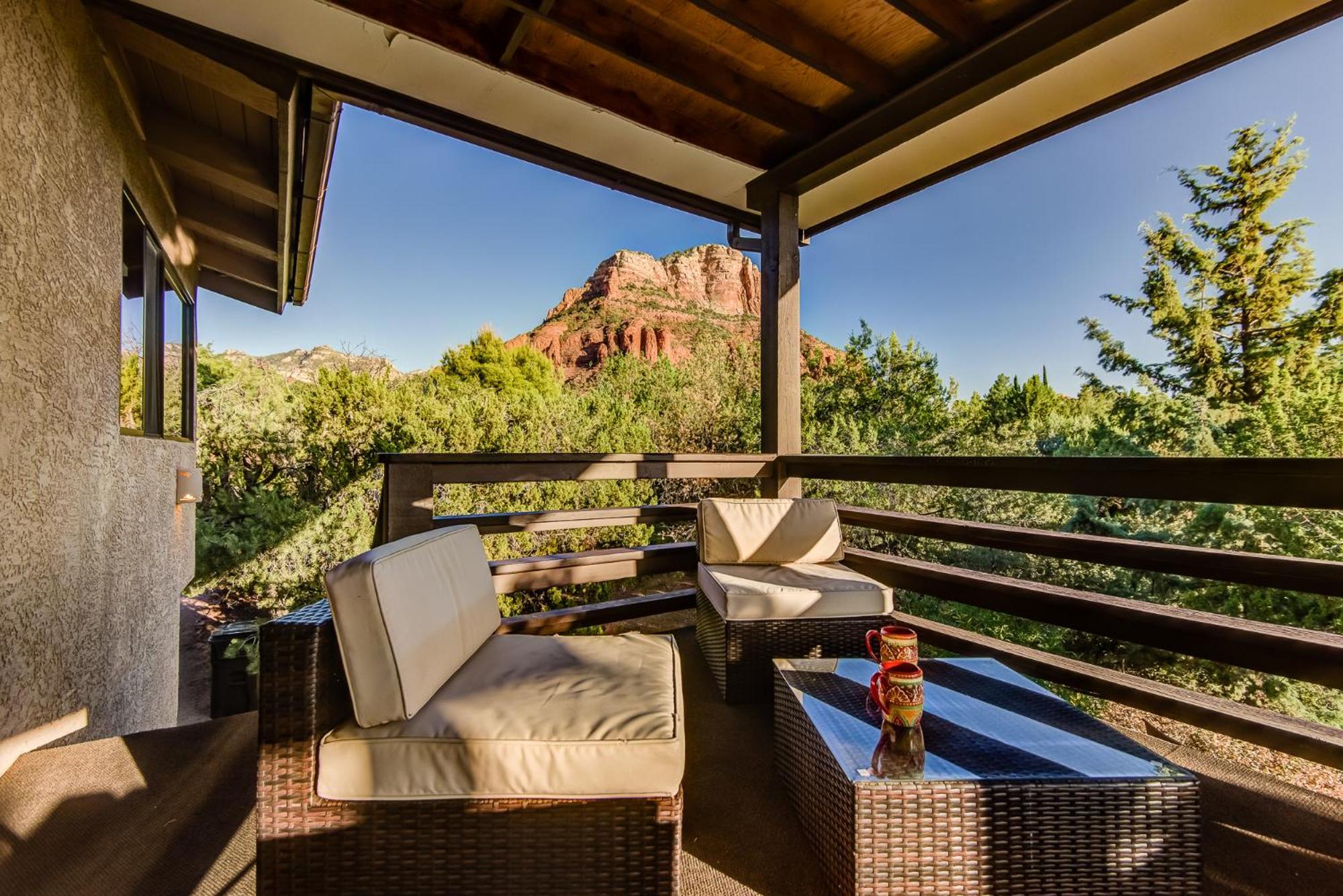 Holiday home Red Rock Bliss Views Inside & Out, Private Deck To Enjoy Sunrise Or Sunset! *