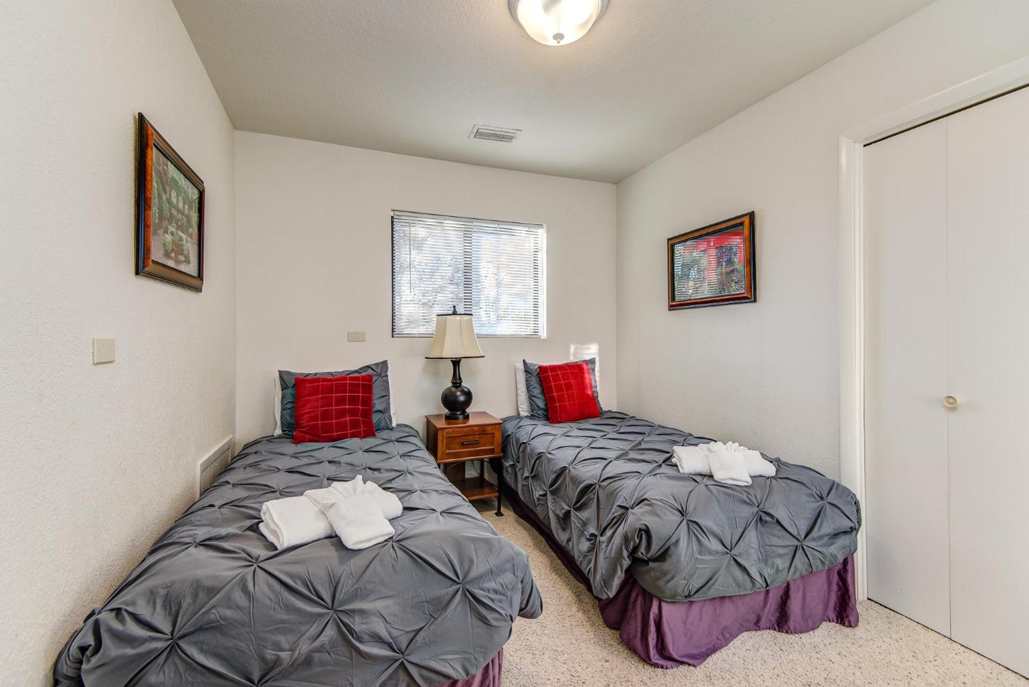 Holiday home Red Rock Bliss Views Inside & Out, Private Deck To Enjoy Sunrise Or Sunset! *