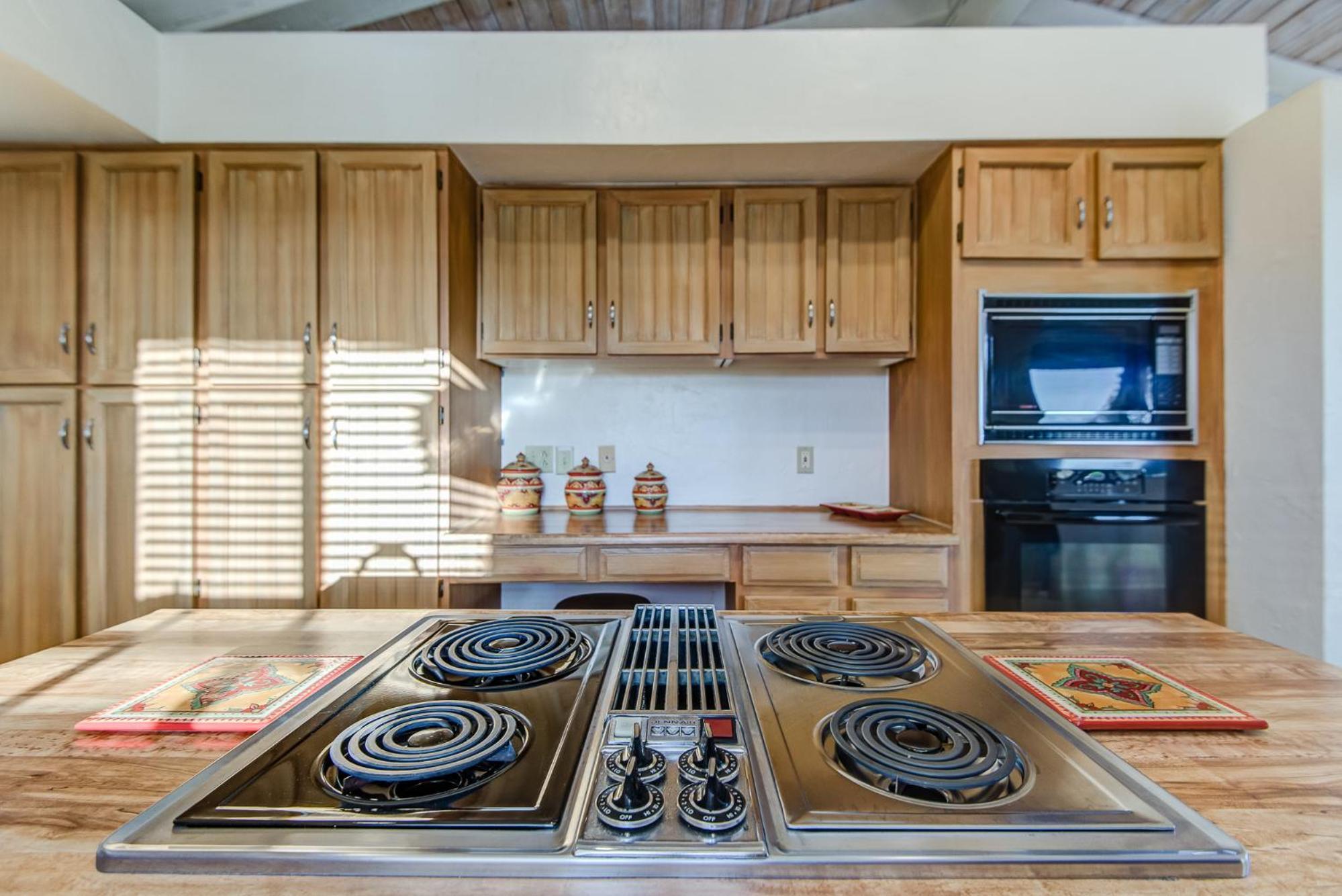 Red Rock Bliss Views Inside & Out, Private Deck To Enjoy Sunrise Or Sunset! Holiday home Sedona