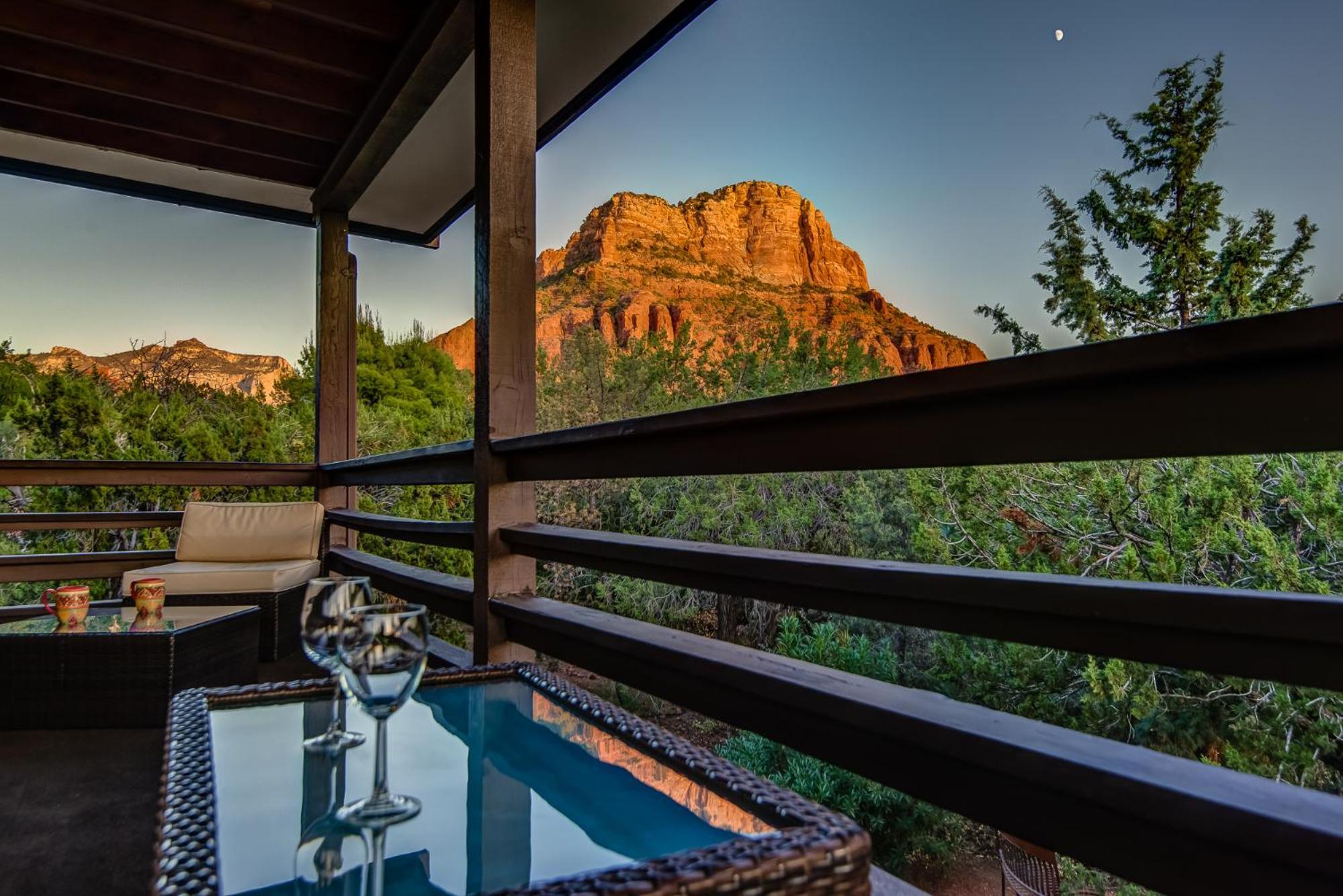 Holiday home Red Rock Bliss Views Inside & Out, Private Deck To Enjoy Sunrise Or Sunset! *