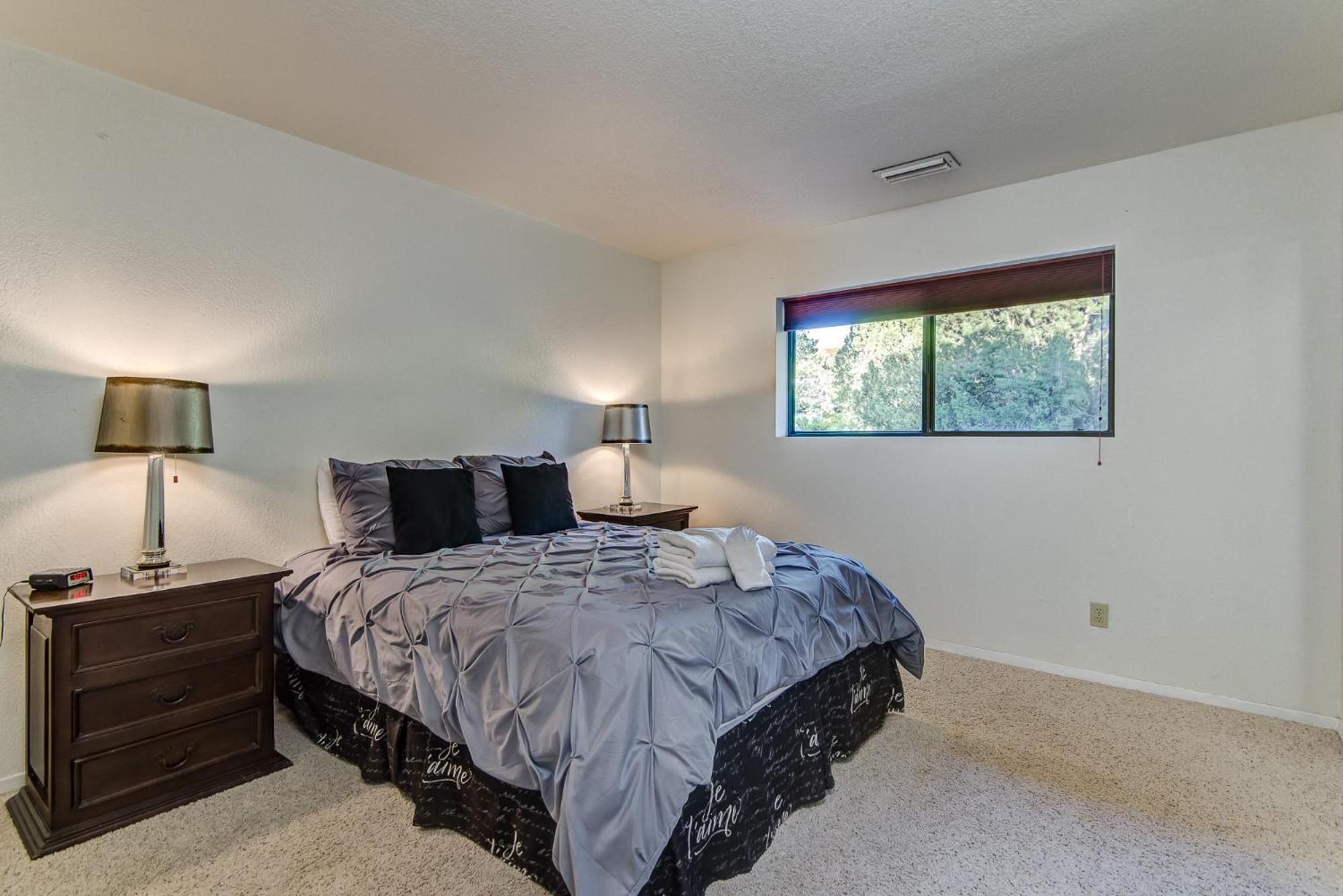 Red Rock Bliss Views Inside & Out, Private Deck To Enjoy Sunrise Or Sunset! Holiday home *