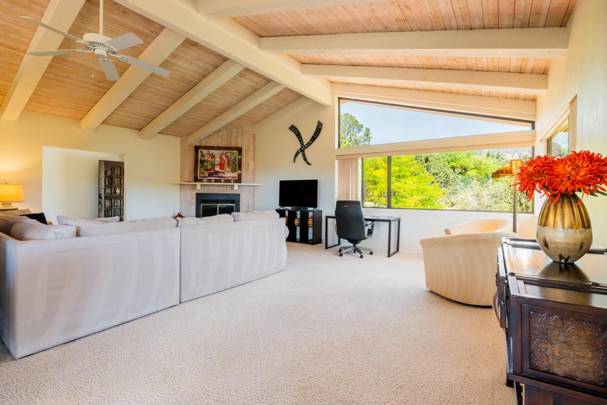 Red Rock Bliss Views Inside & Out, Private Deck To Enjoy Sunrise Or Sunset!