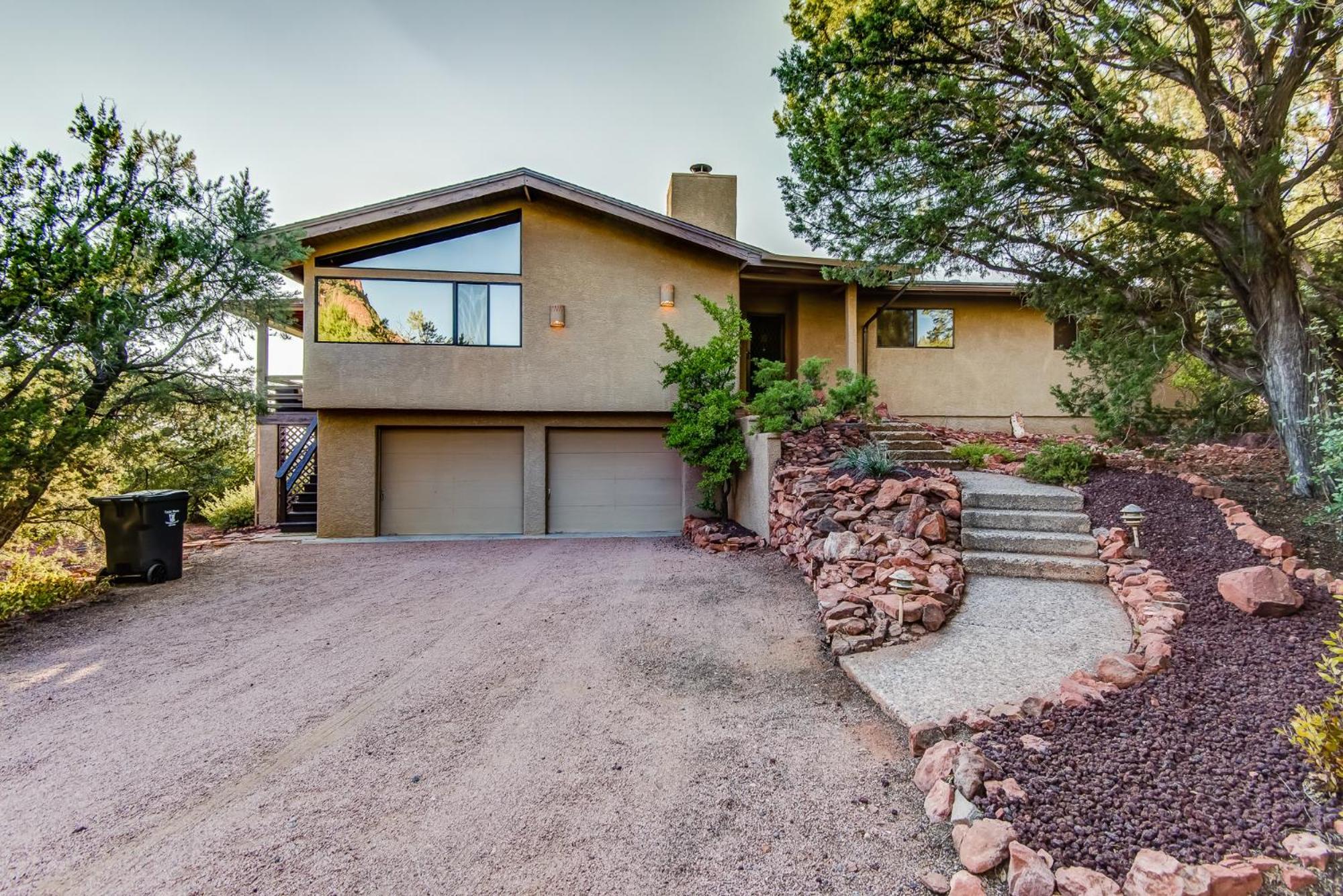 Red Rock Bliss Views Inside & Out, Private Deck To Enjoy Sunrise Or Sunset! Holiday home