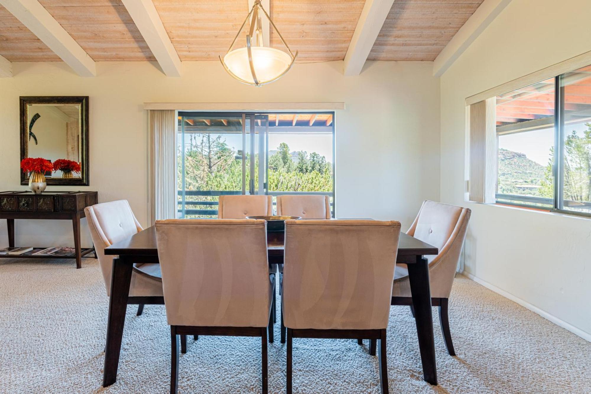 Red Rock Bliss Views Inside & Out, Private Deck To Enjoy Sunrise Or Sunset! Holiday home *