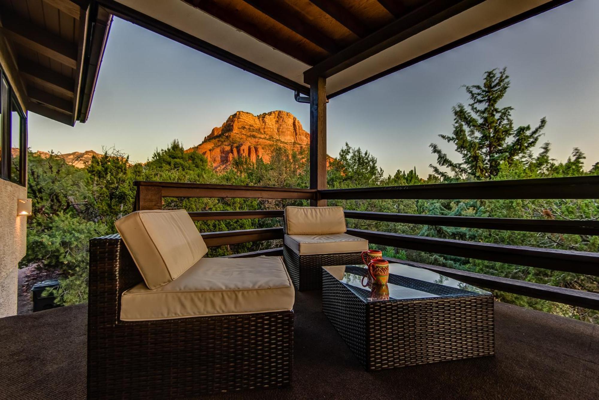 Red Rock Bliss Views Inside & Out, Private Deck To Enjoy Sunrise Or Sunset!