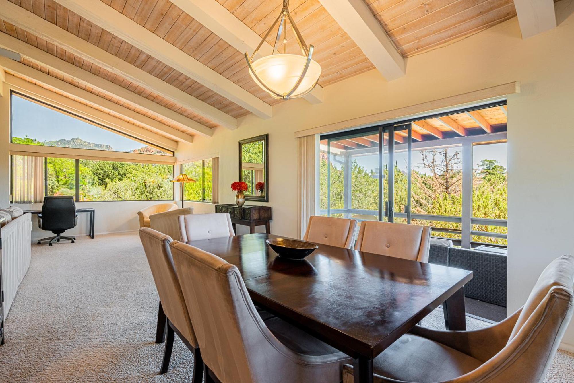 Red Rock Bliss Views Inside & Out, Private Deck To Enjoy Sunrise Or Sunset! Holiday home *