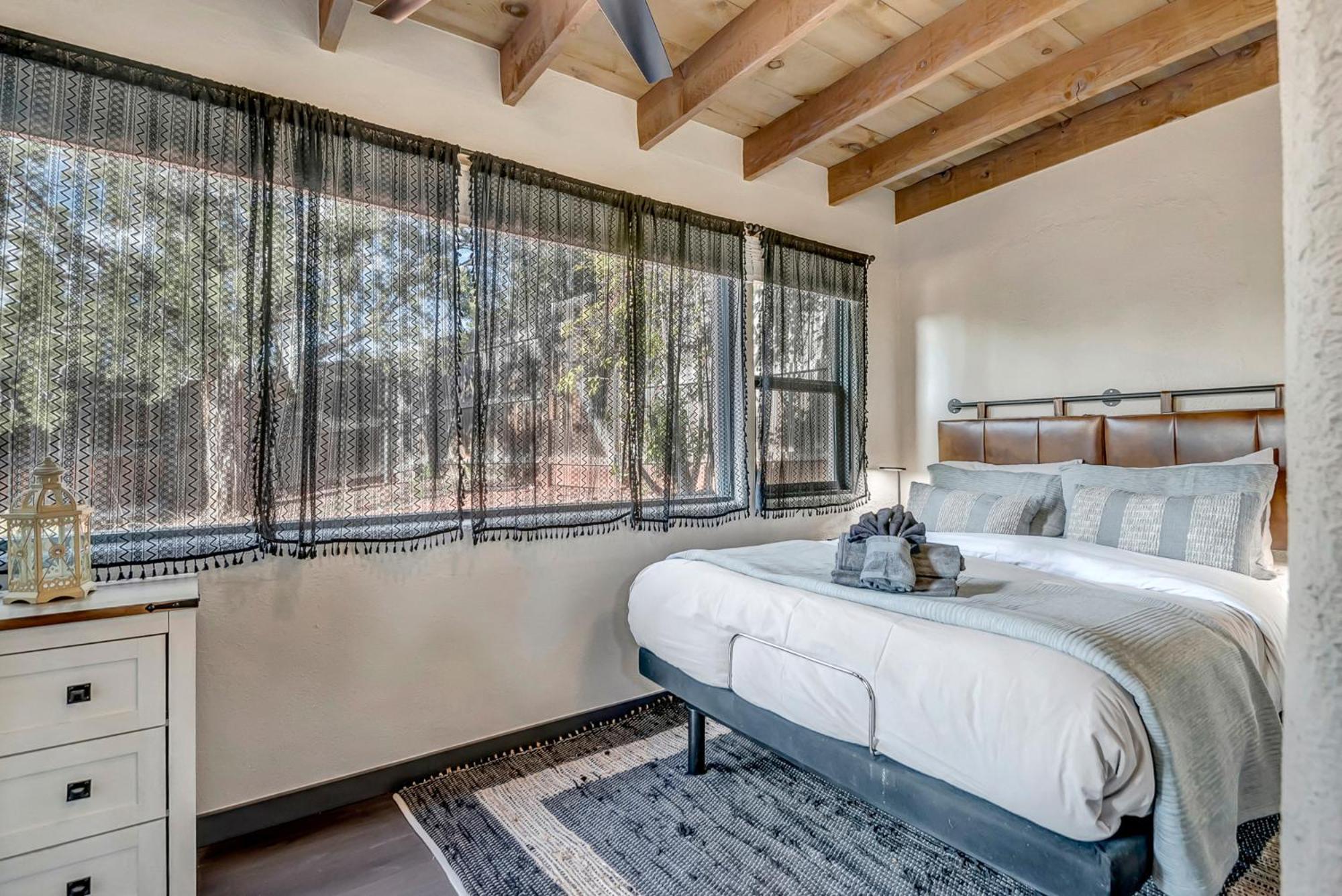 Red Mountain Retreat- Updated W Private Pool & Hot Tub, Amazing Views! Holiday home