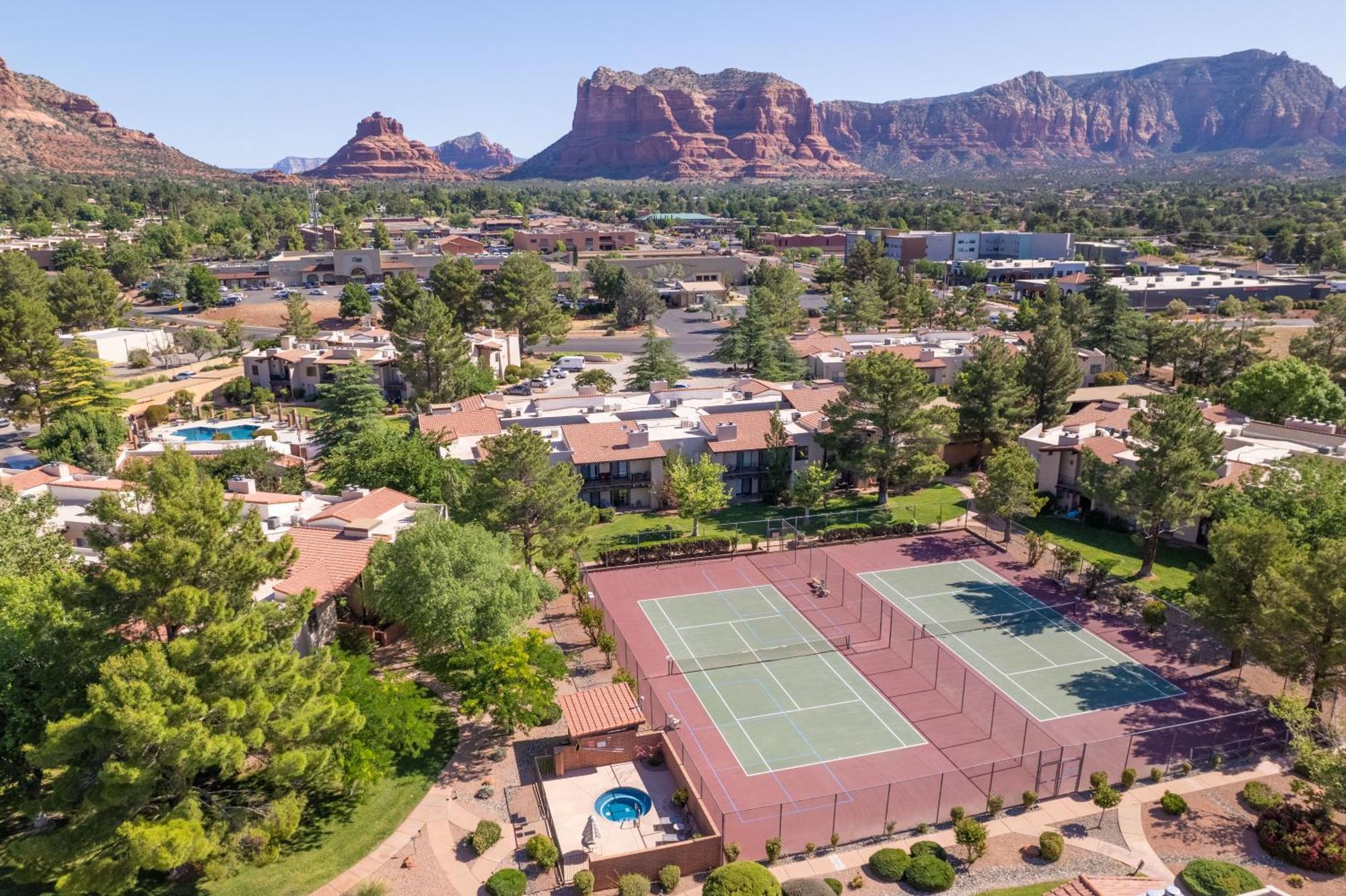 Cozy Retreat - Pool, Spa, Pickleball Apartment *