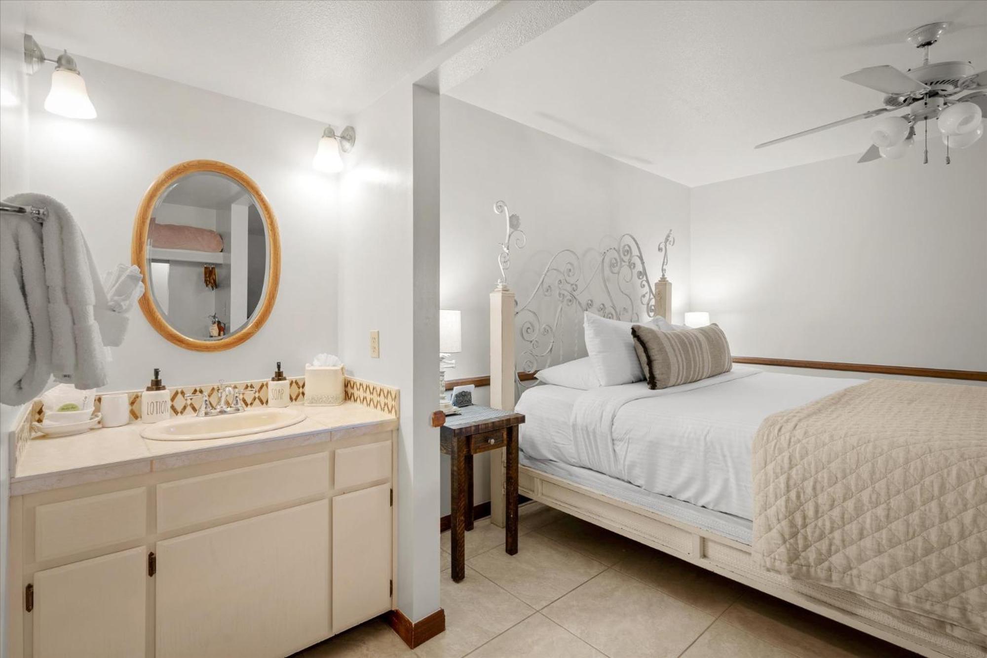 Adobe Village Suite- Country Sedona