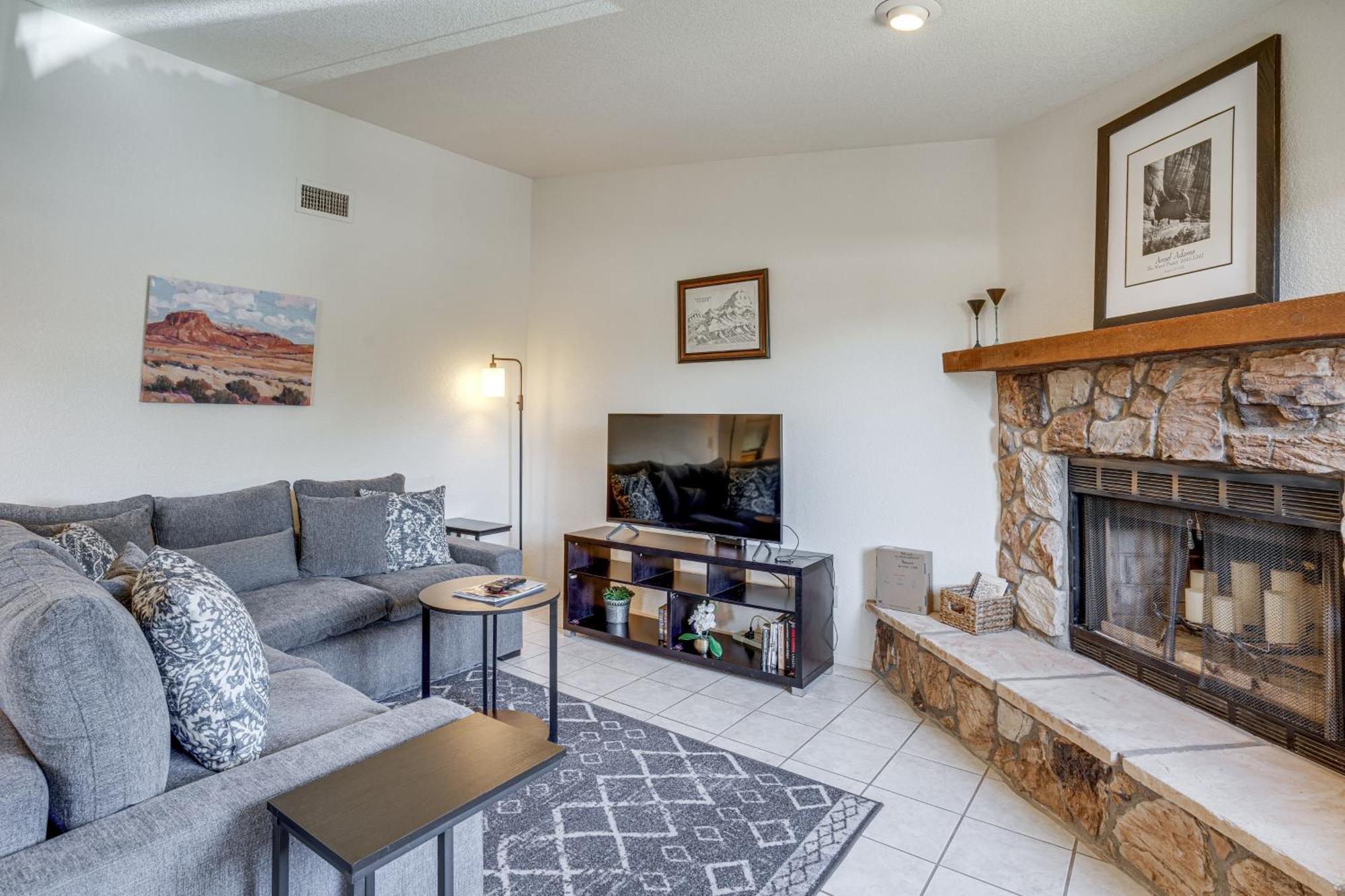 Apartment On Scenic Golf Course With Pool Access!