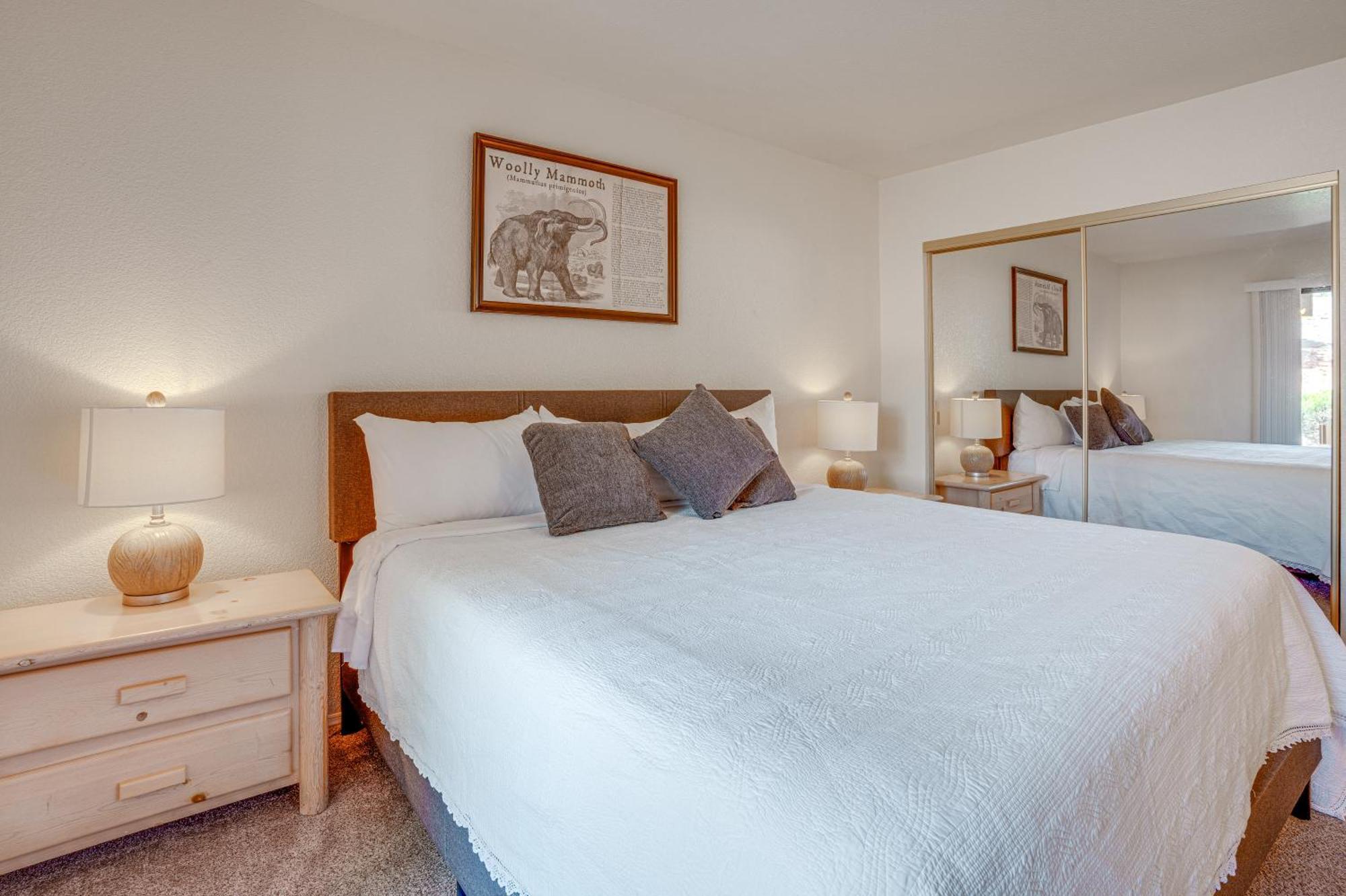 On Scenic Golf Course With Pool Access! Apartment *