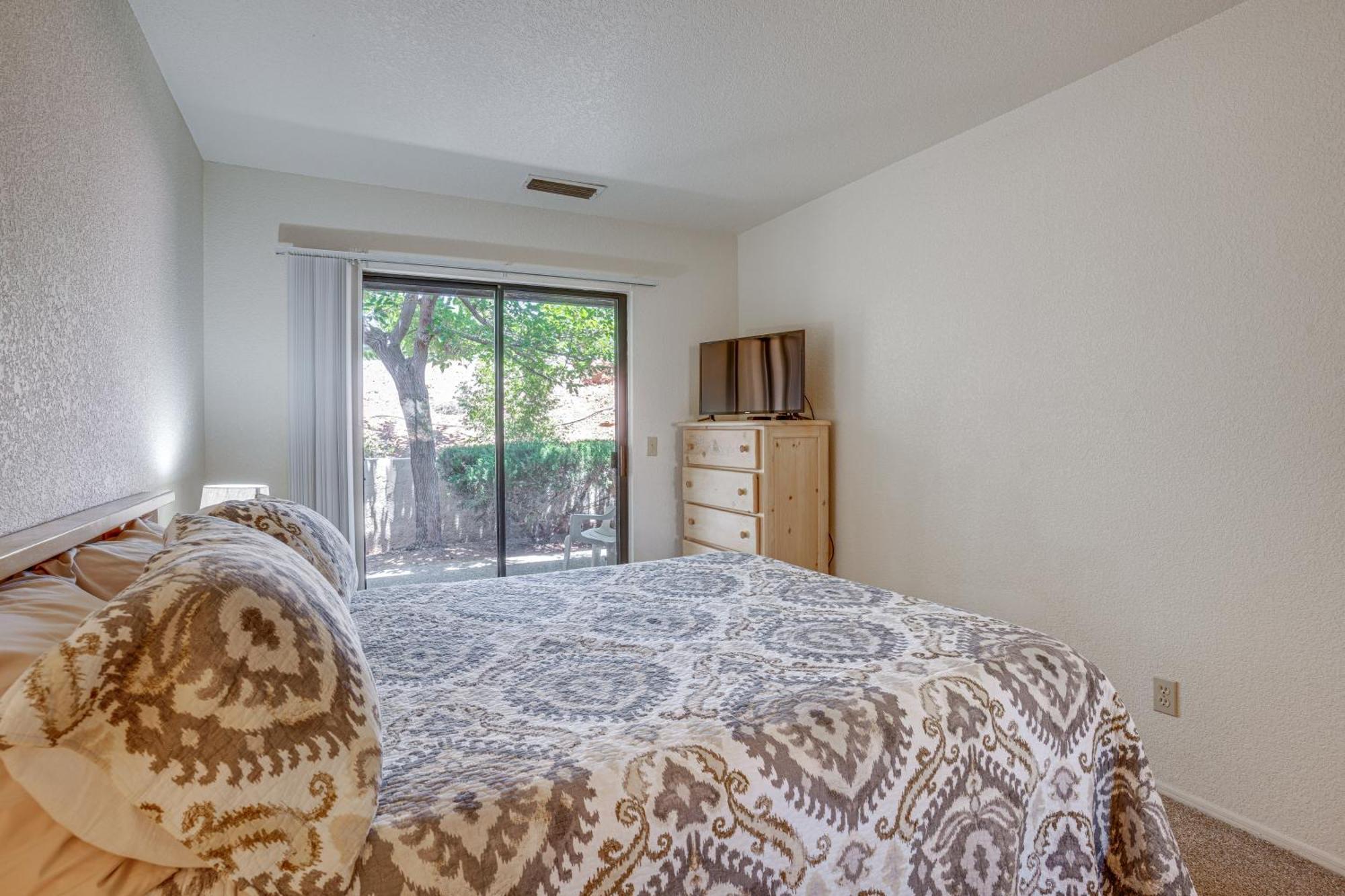 On Scenic Golf Course With Pool Access! Apartment