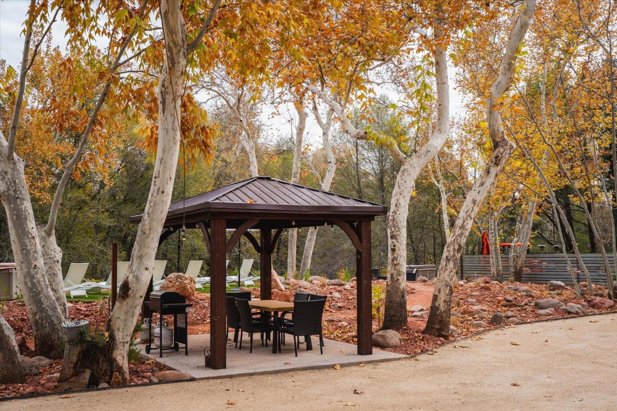 12 Creekside Retreat Apartment
