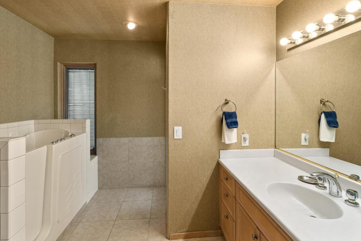 Holiday home New Secluded Mountain Shadows Escape With Sunroom
