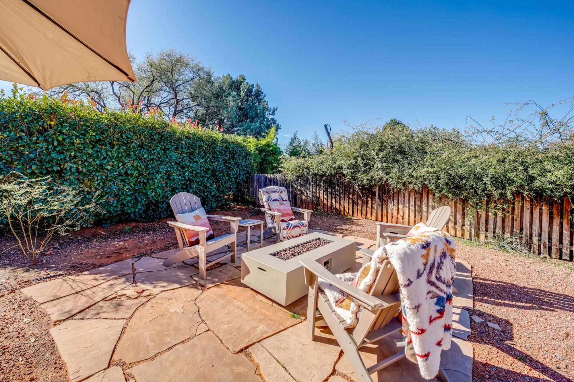 With Red Rock Mtn View, Fire Pit *