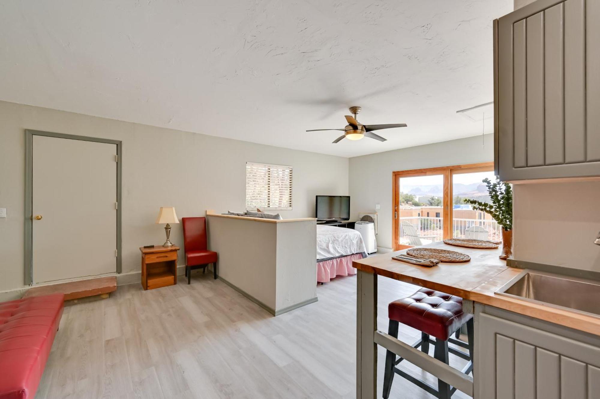 Apartment Sunny Less Than 1 Mi To Red Rock State Park! *