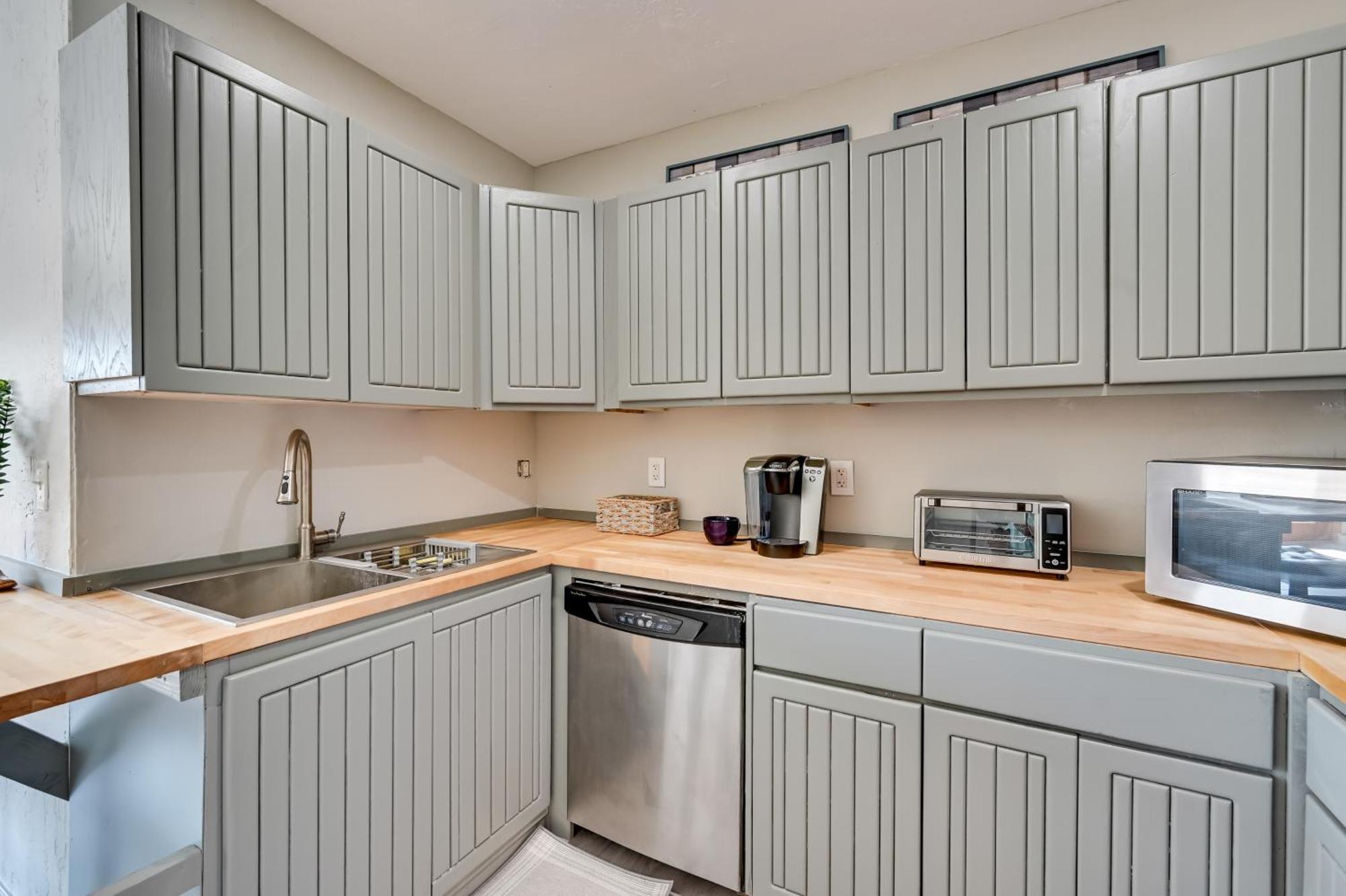 Apartment Sunny Less Than 1 Mi To Red Rock State Park!