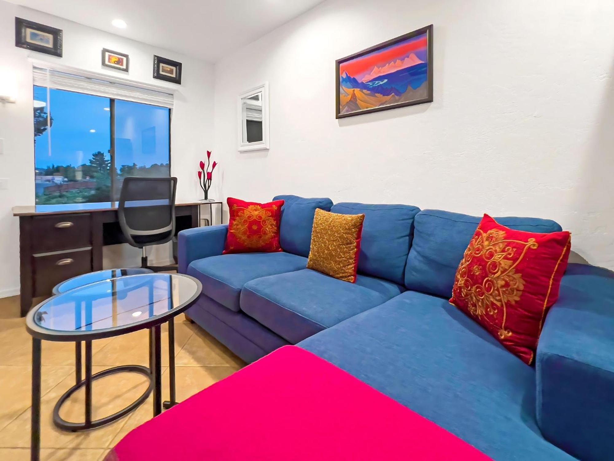 Apartment Cozy & Peaceful With Pool, Walk To Restaurants, Shops & Hiking Nearby