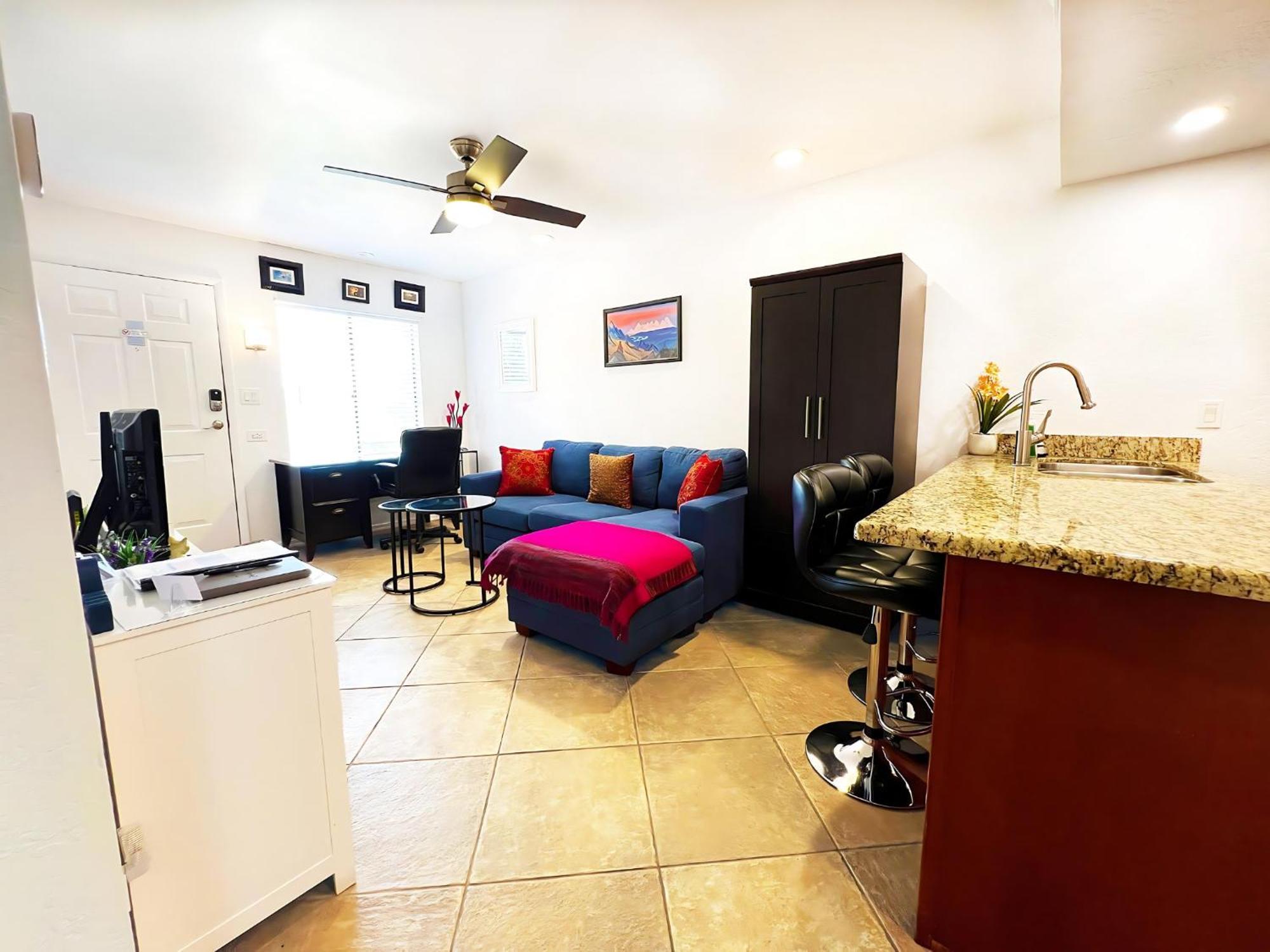 Cozy & Peaceful With Pool, Walk To Restaurants, Shops & Hiking Nearby