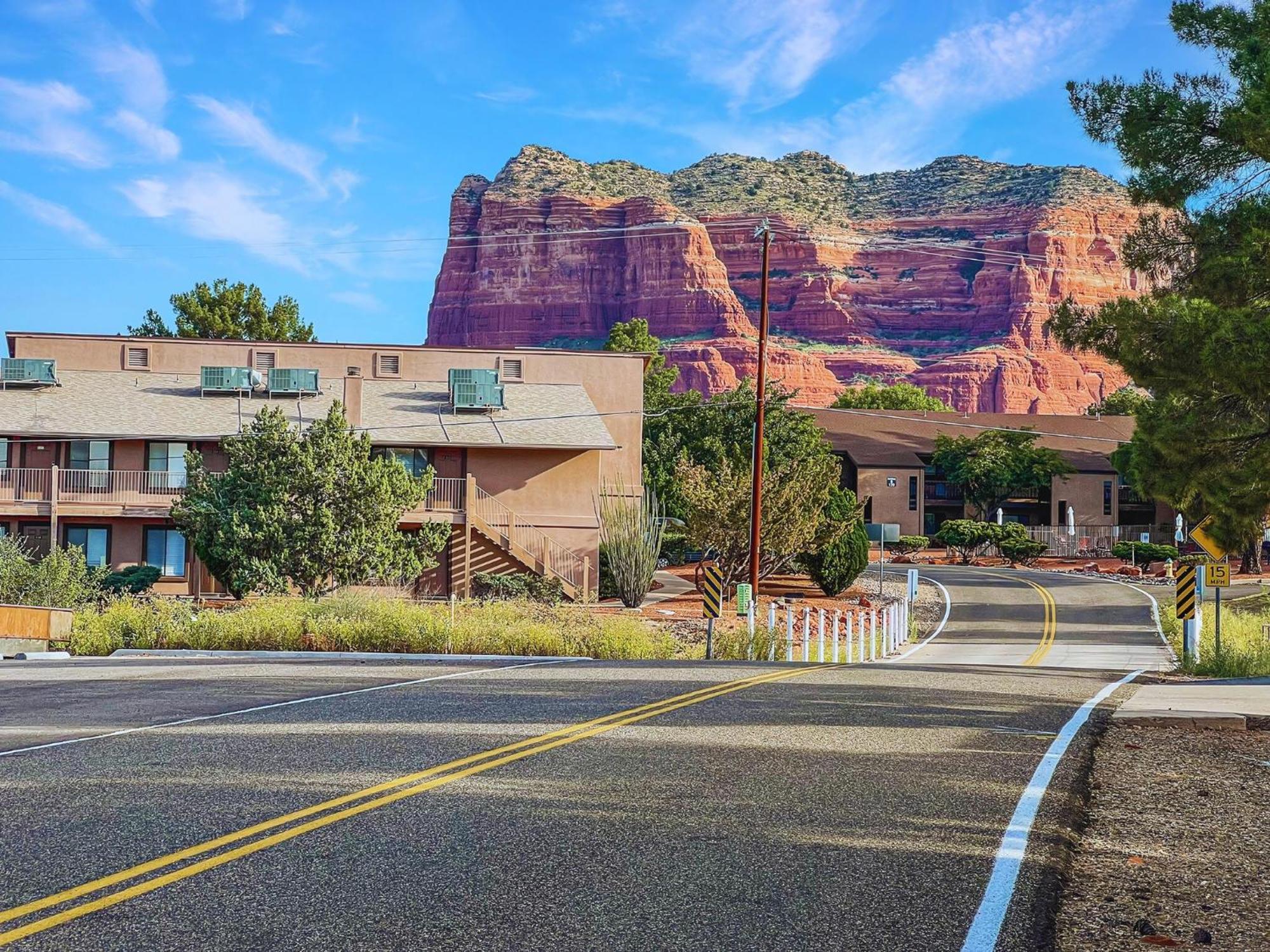 Apartment Cozy & Peaceful With Pool, Walk To Restaurants, Shops & Hiking Nearby *